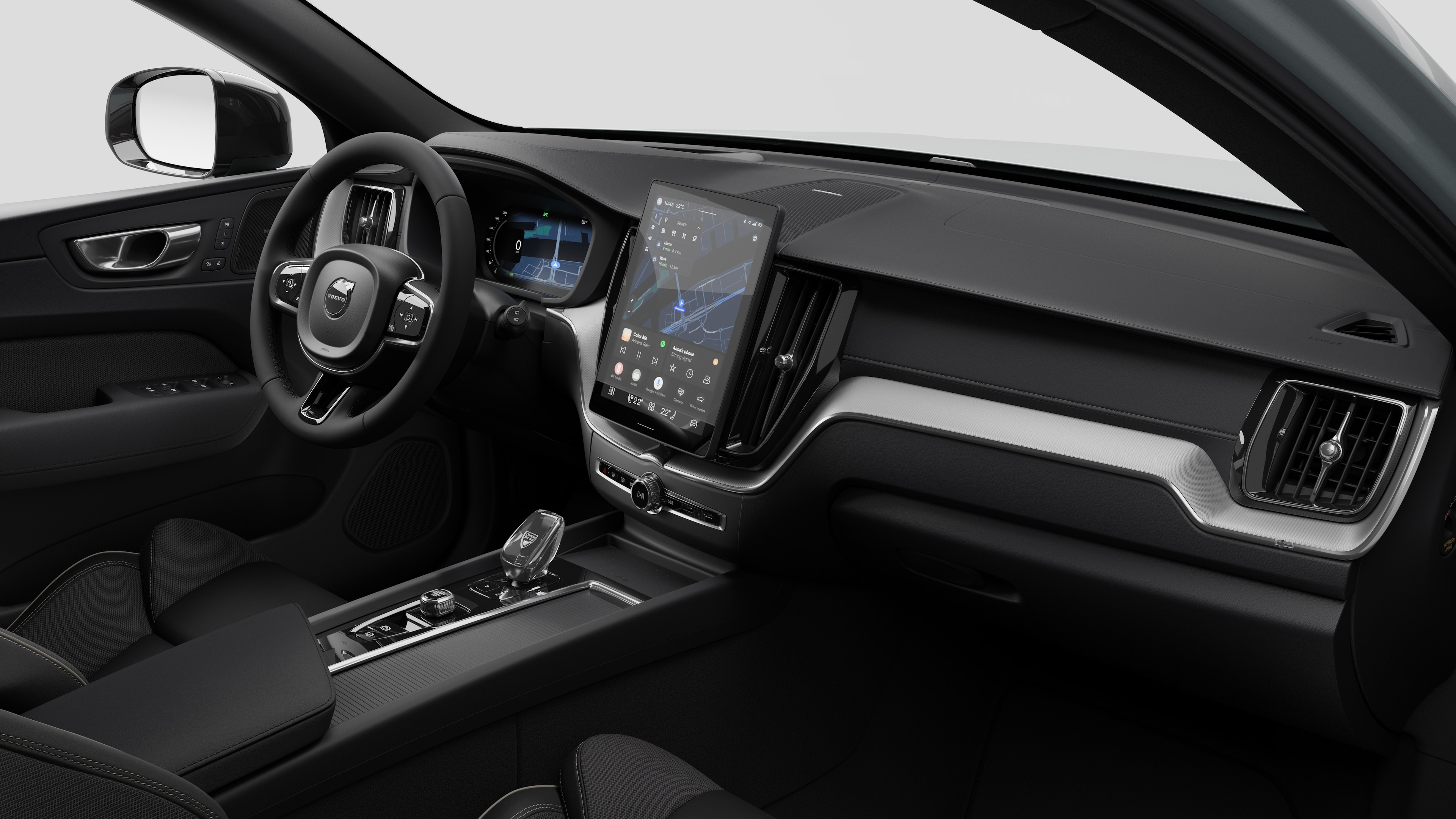 Binnenaanzicht van een Volvo met het dashboard, het stuur, de middenconsole en het digitale beeldscherm in een effen studioachtergrond.