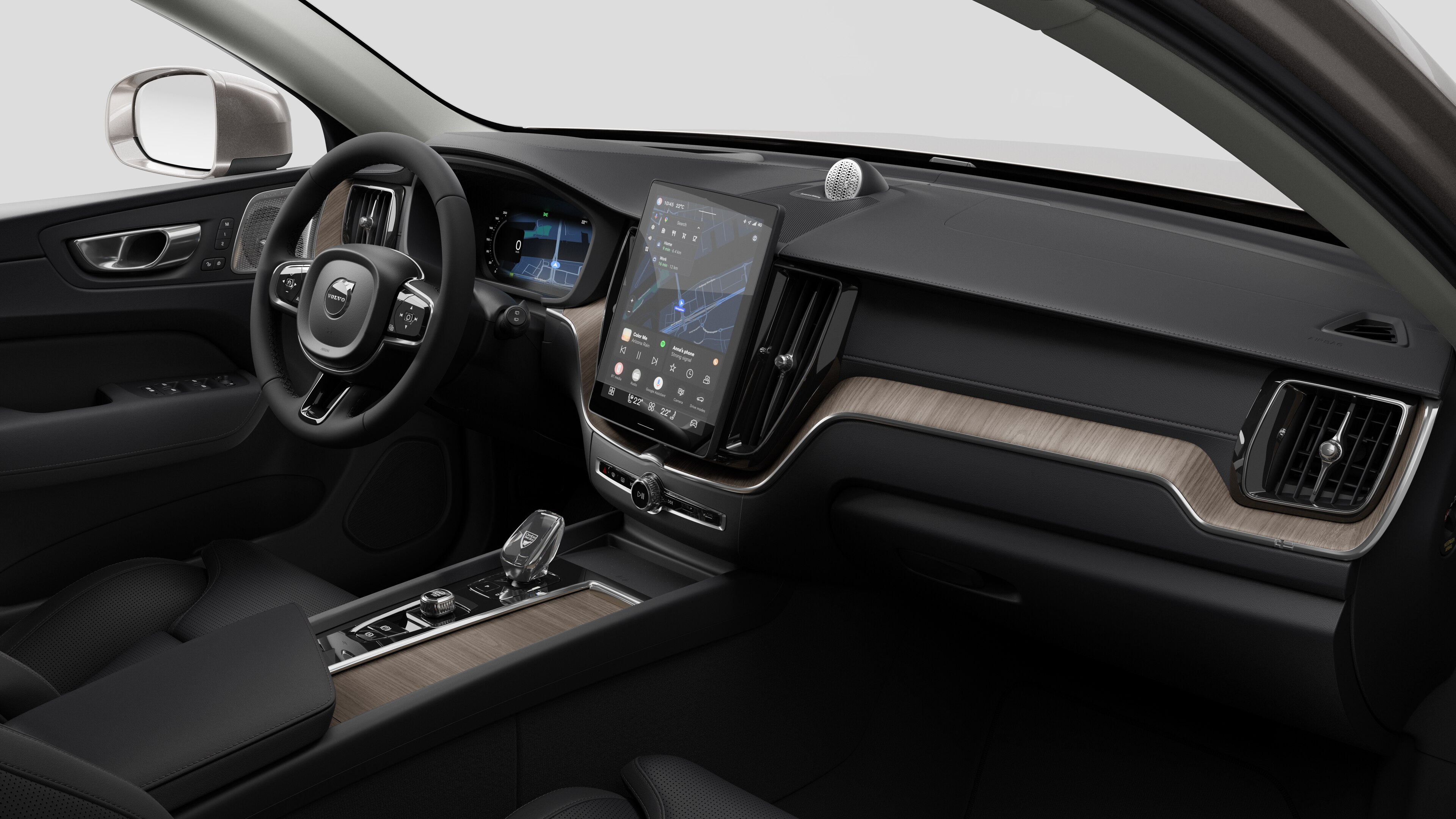 Volvo 汽車的內部視圖，以純色工作室背景顯示儀錶板、方向盤、中控台和數字顯示幕。