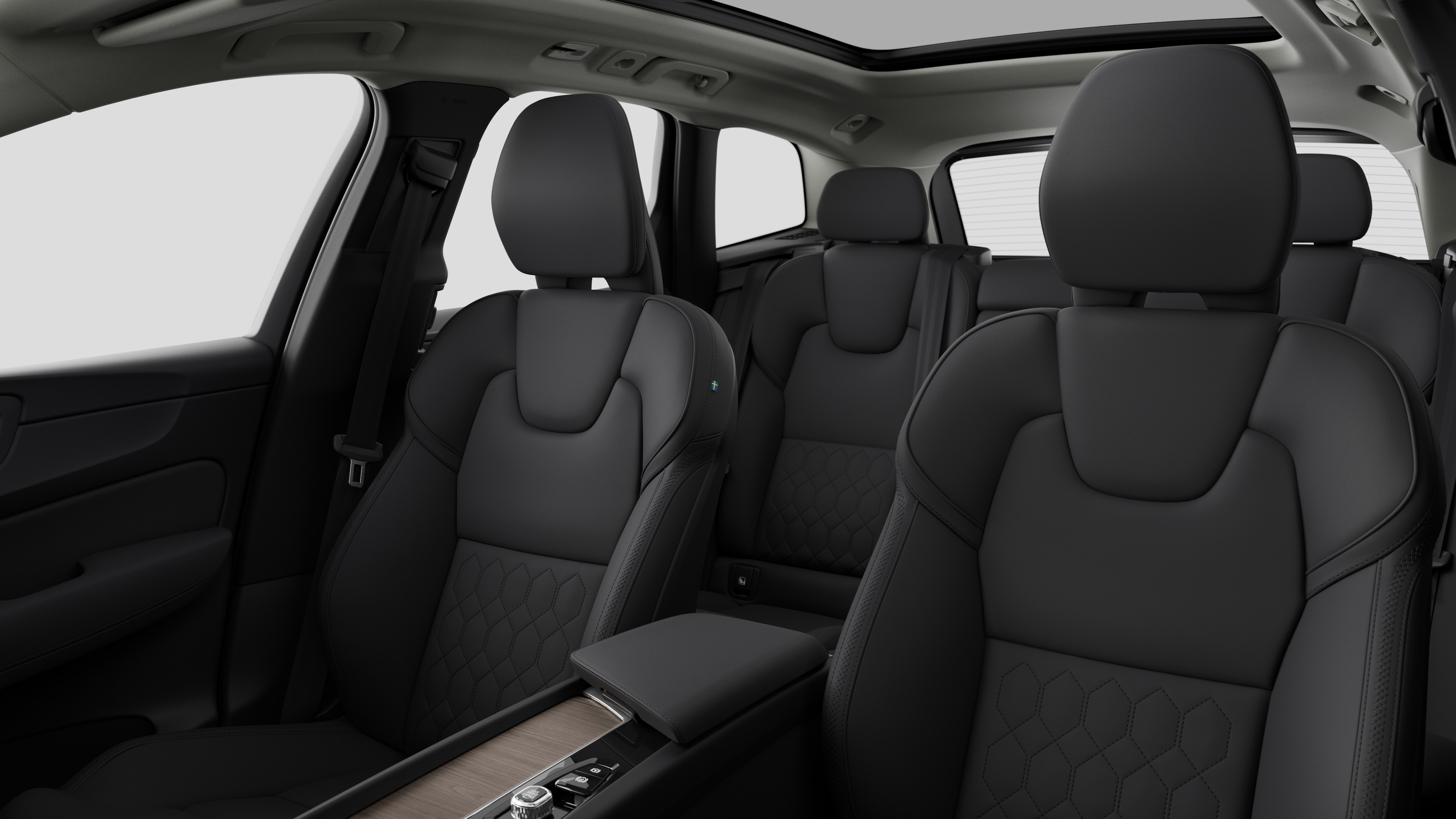 Intérieur d’une Volvo montrant les sièges passager arrière et la console centrale en arrière-plan de studio.