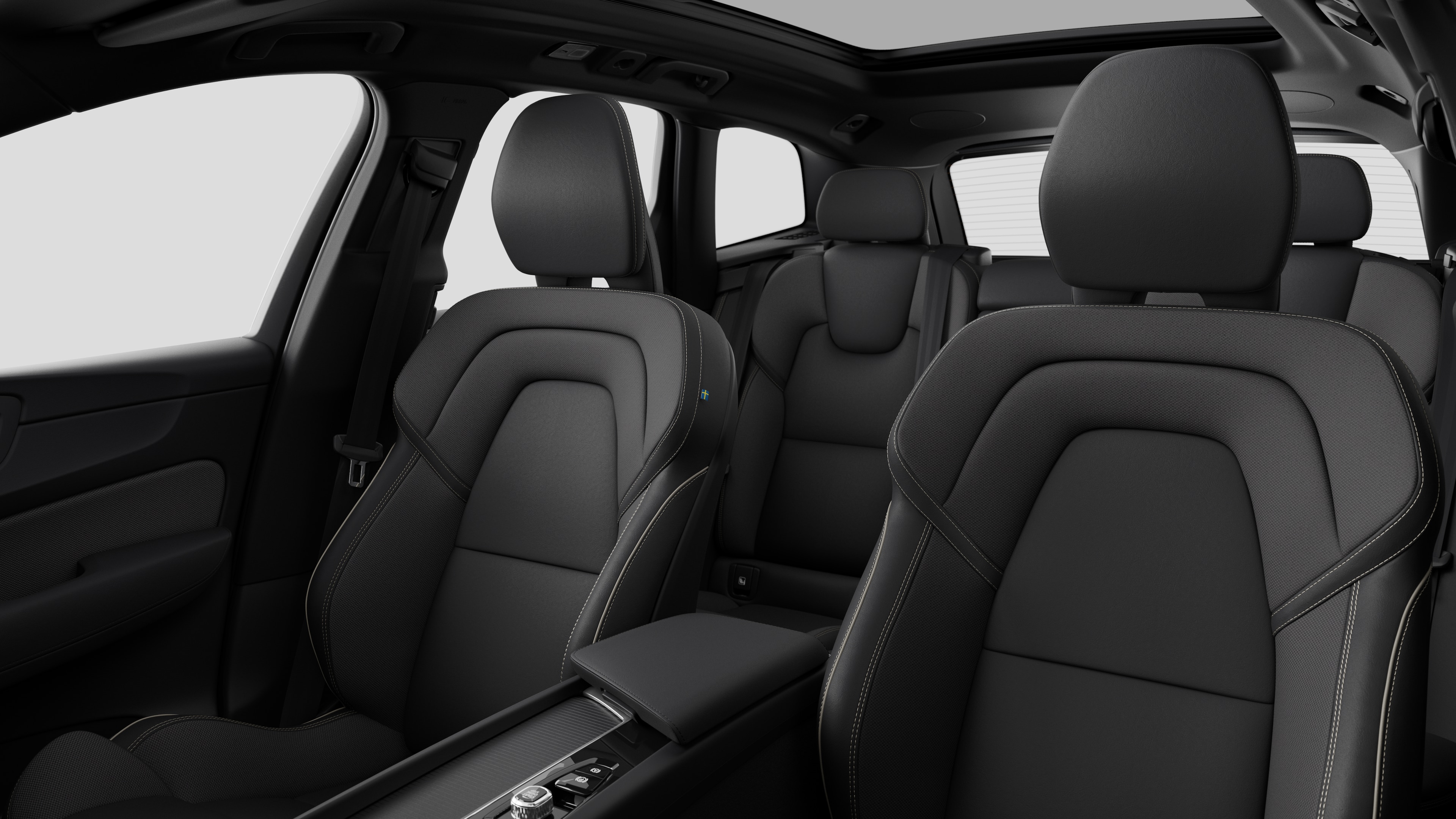 Intérieur d’une Volvo montrant les sièges passager arrière et la console centrale en arrière-plan de studio.