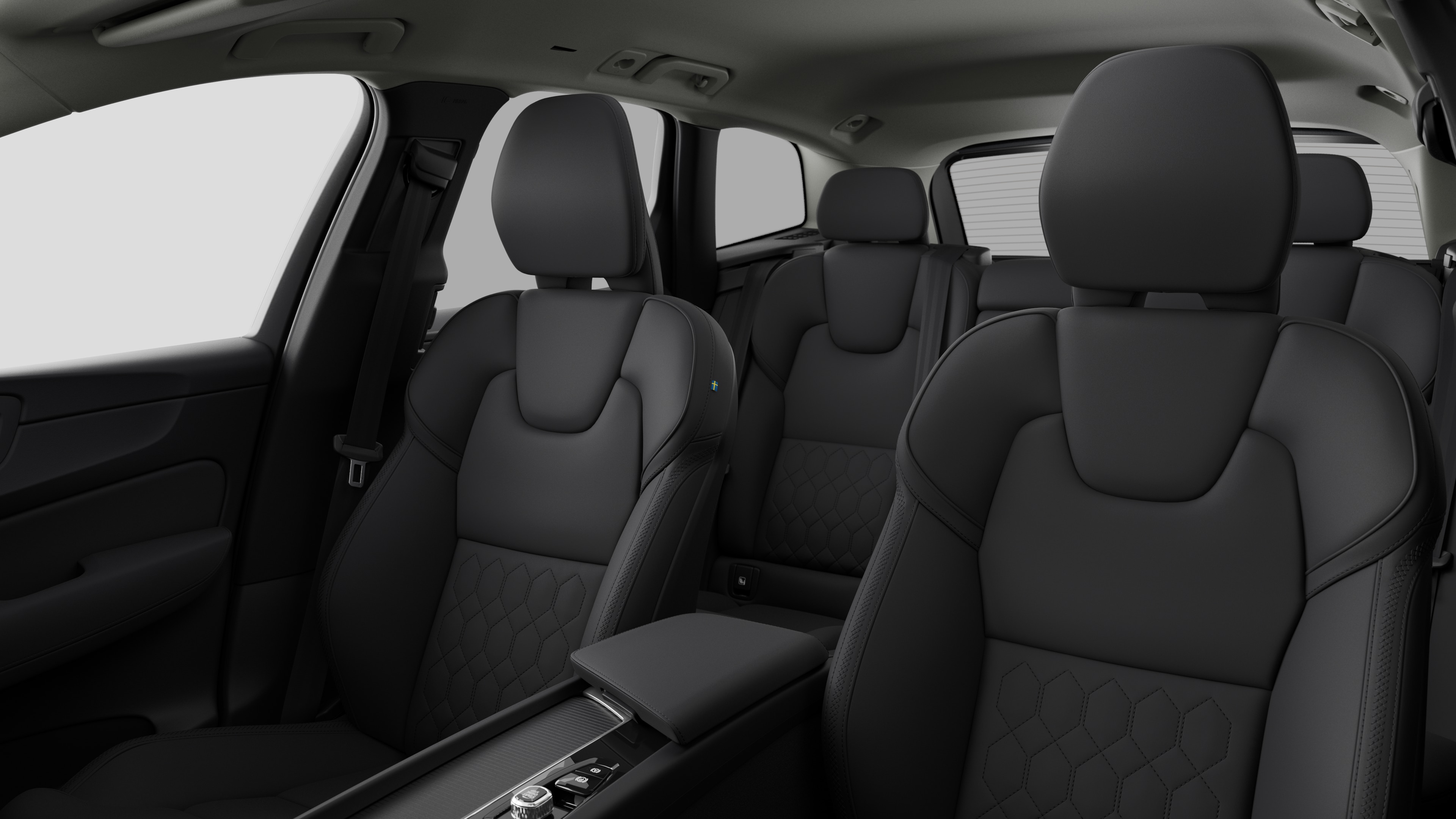 תא הנוסעים של מכונית וולוו מציג את מושבי הנוסע האחורי והקונסולה המרכזית ברקע סטודיו רגיל.