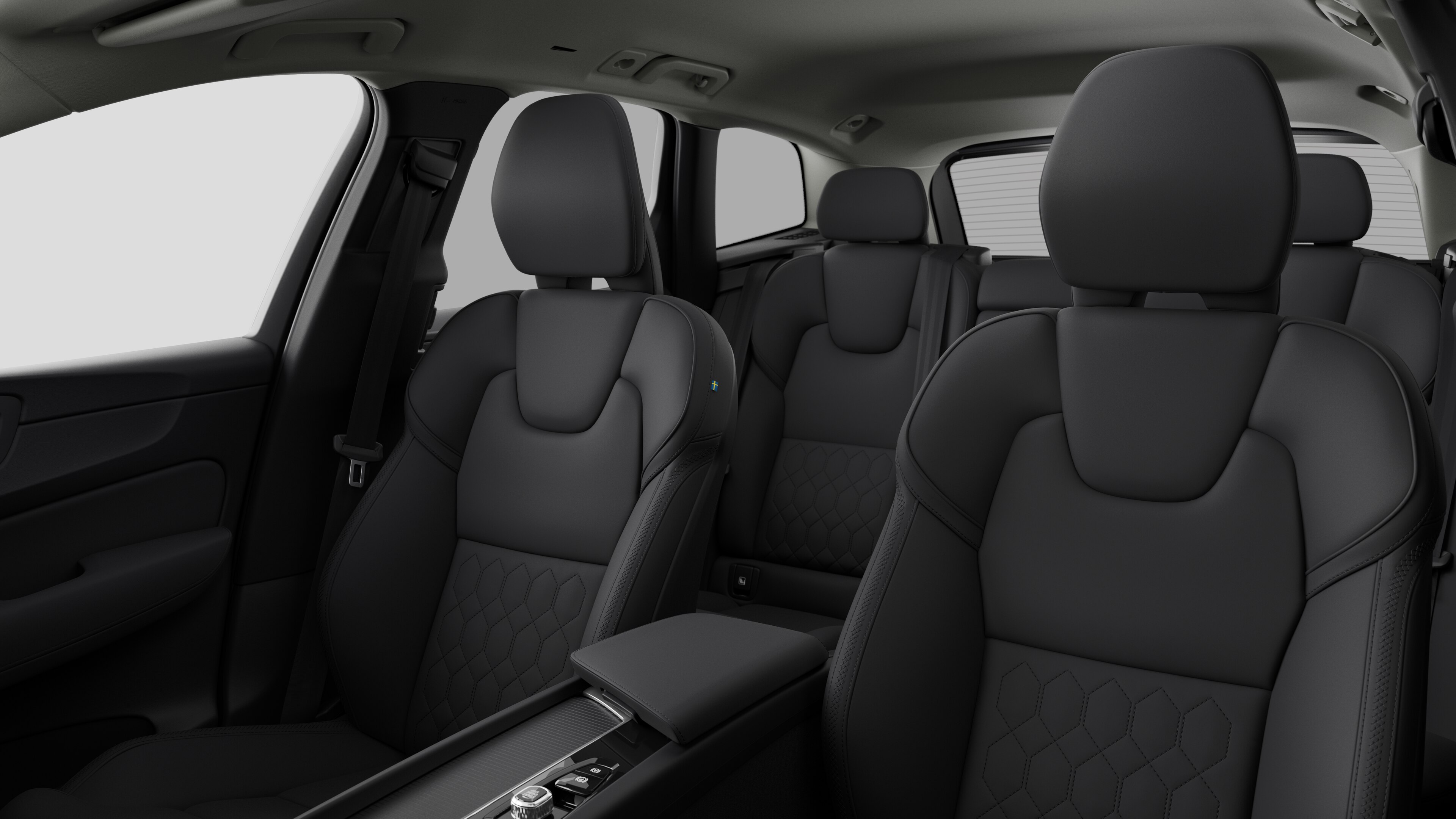 תא הנוסעים של מכונית וולוו מציג את מושבי הנוסע האחורי והקונסולה המרכזית ברקע סטודיו רגיל.