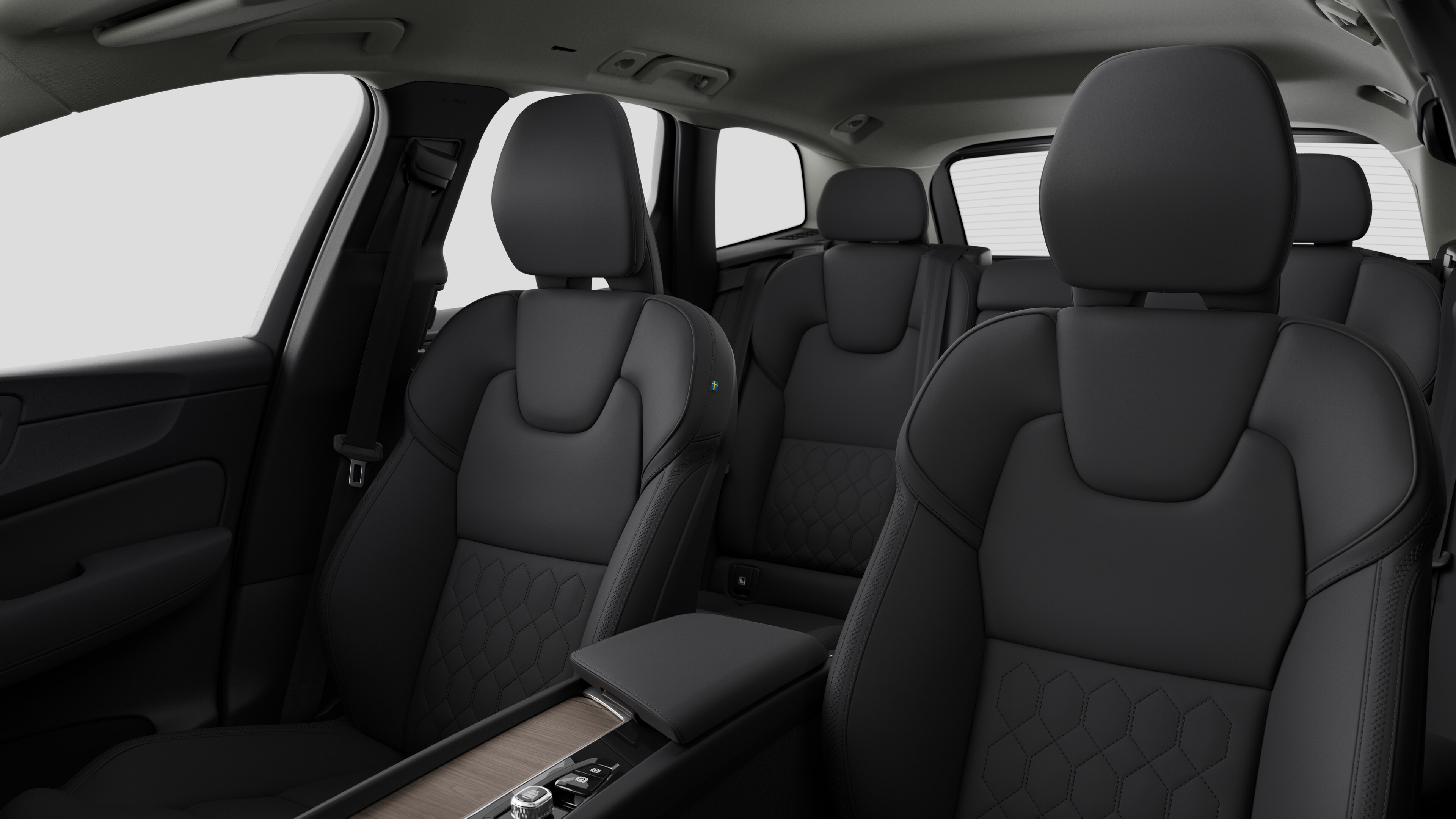 Volvointeriör som visar bakre passagerarsäten och mittkonsol i en vanlig studiobakgrund.