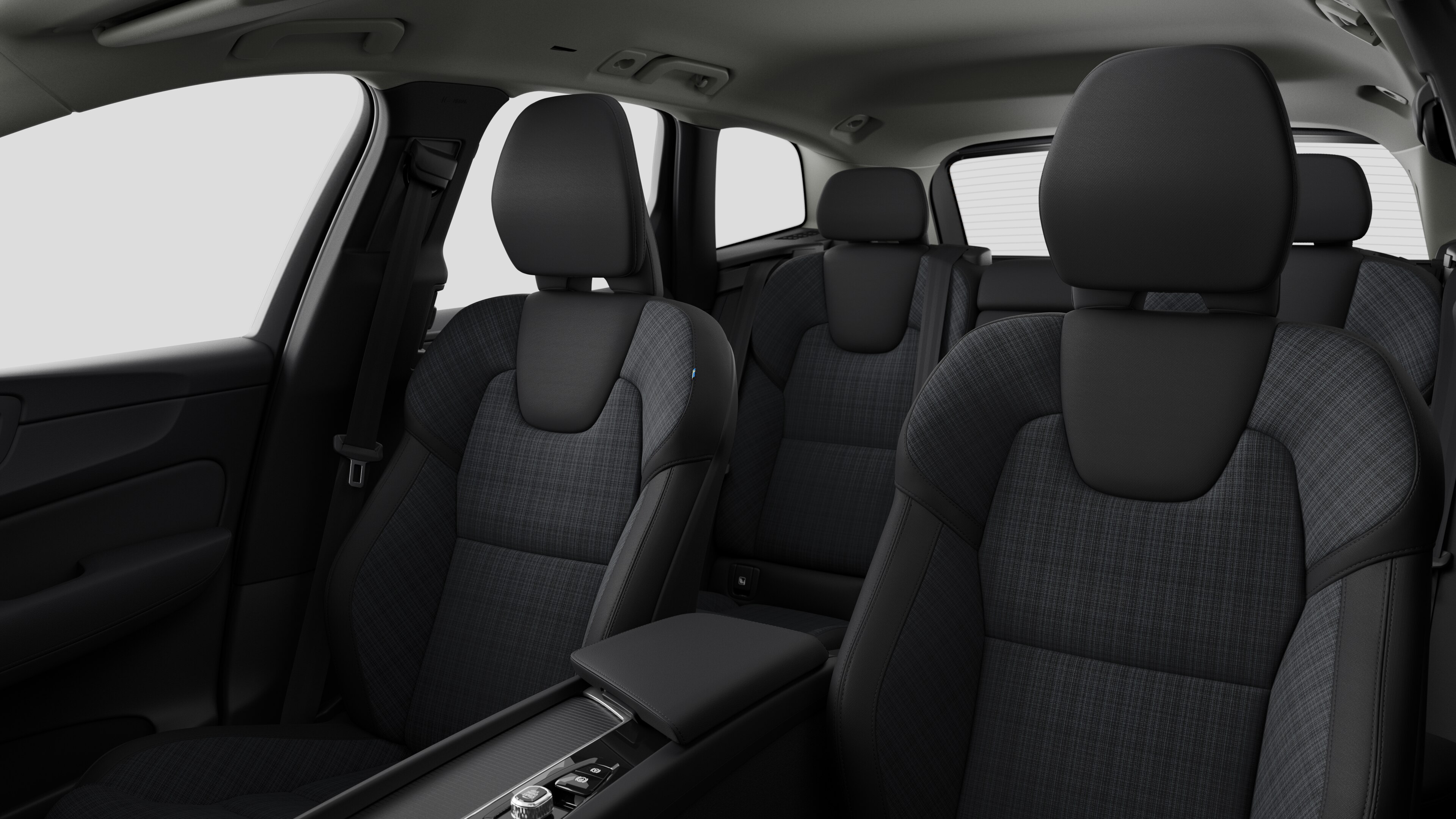 Intérieur d’une Volvo montrant les sièges passagers arrière et la console centrale dans un studio uni.