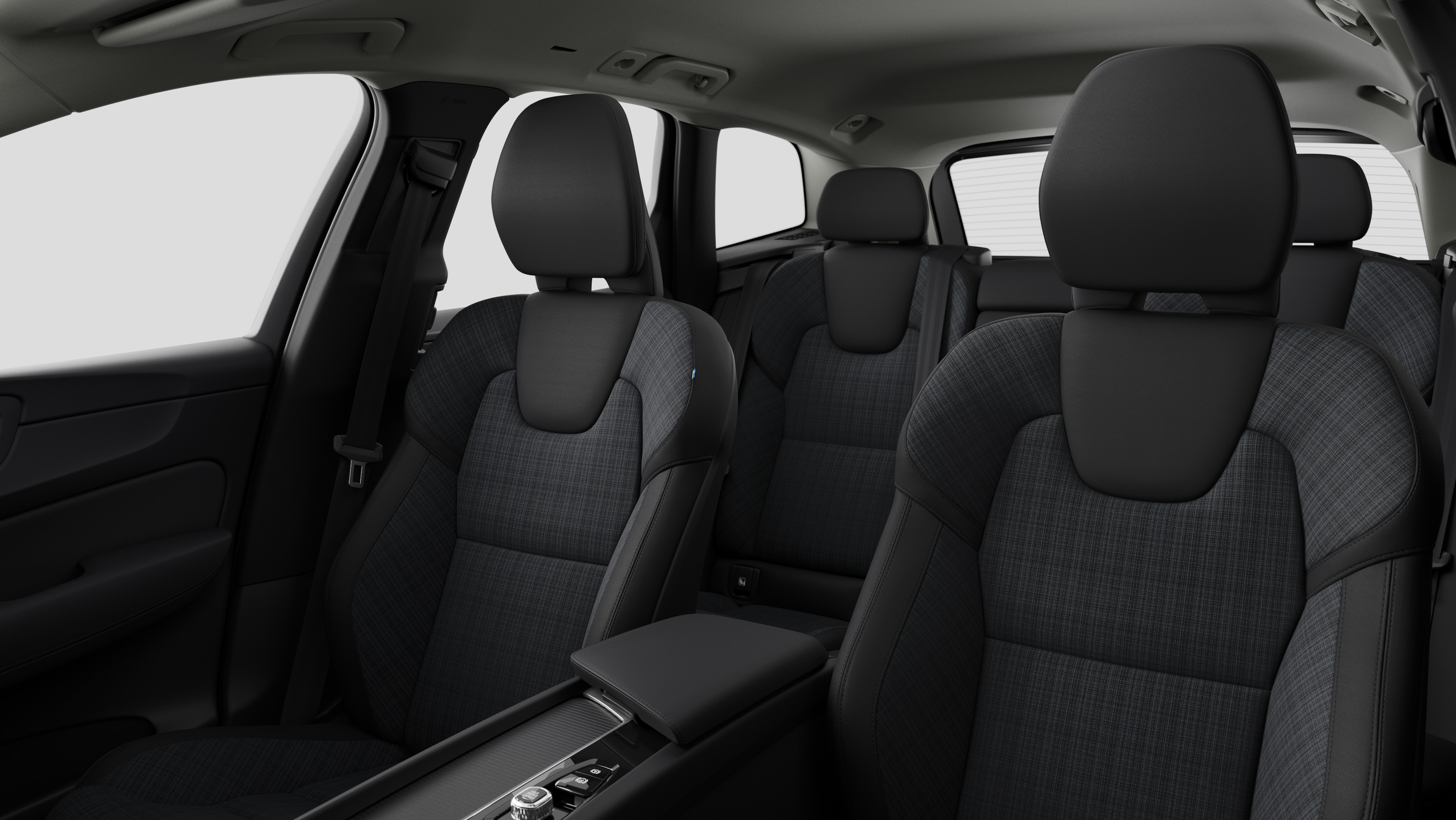 Innenraum eines Volvo mit Rücksitzen und Mittelkonsole im schlichten Studiohintergrund.