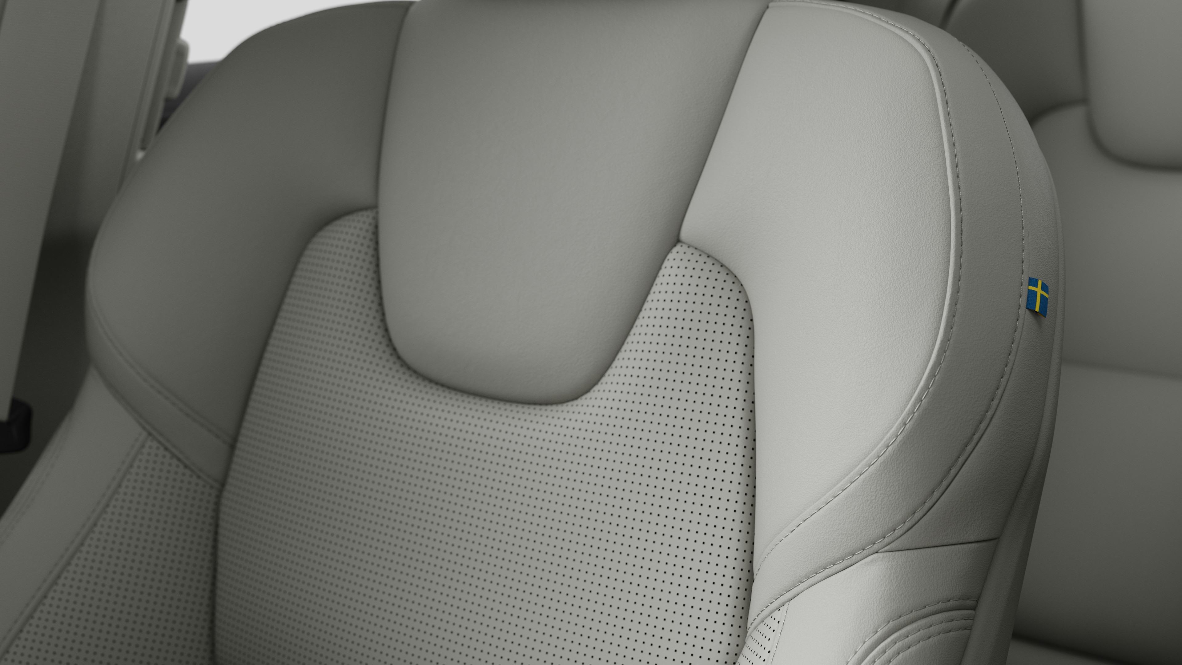 스티칭과 작은 스웨덴 국기 태그를 보여주는 볼보 자동차 내부 시트 디테일 클로즈업.