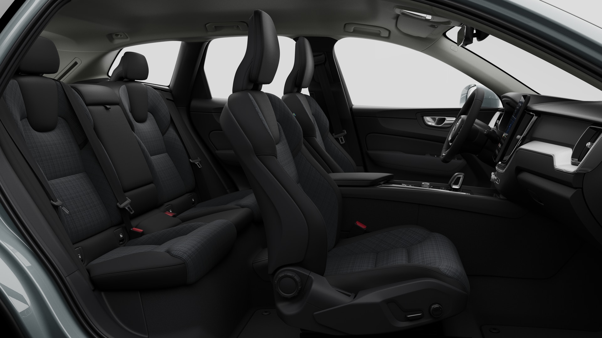 Vue latérale de l’intérieur d’une Volvo montrant les sièges avant, les sièges passager arrière, le volant, le tableau de bord et la console centrale, sur fond de studio.