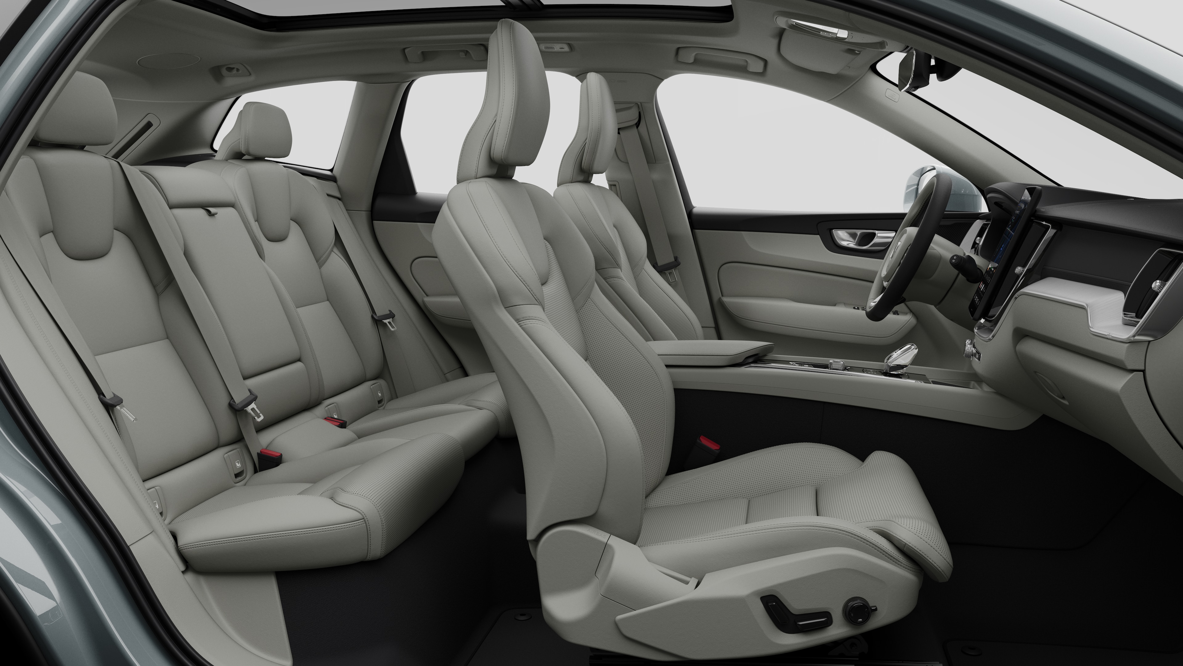 Düz stüdyo arka planında ön koltuklar, arka yolcu koltukları, direksiyon simidi, gösterge paneli ve orta konsolun sergilendiği Volvo otomobilin iç tasarımının yandan görünümü.