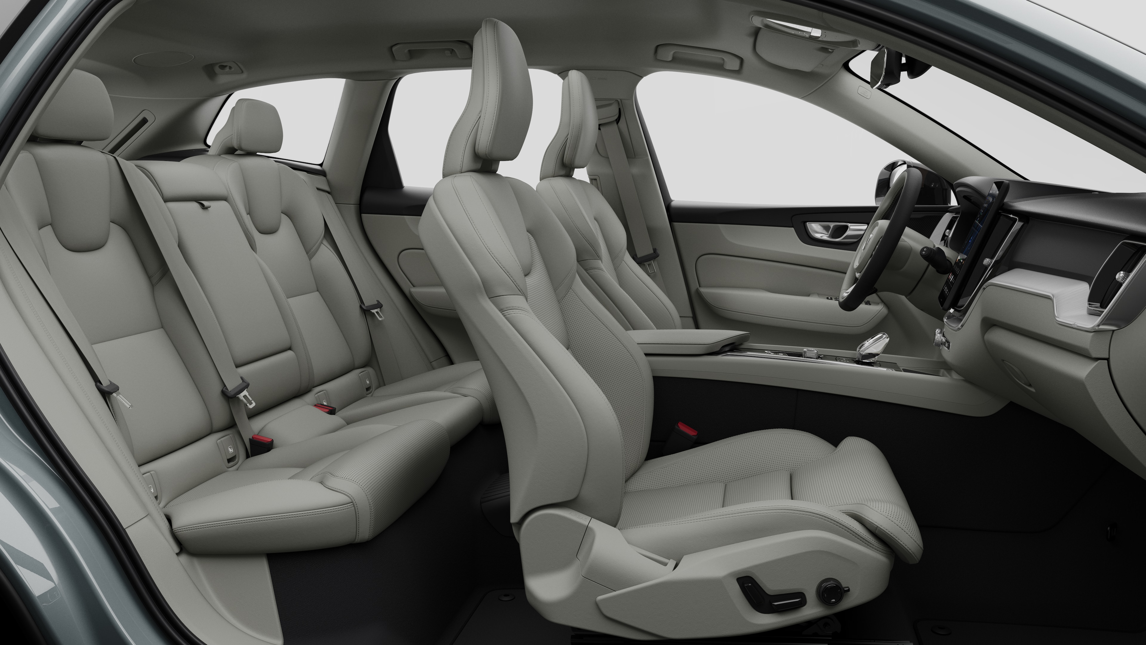 Bočni pogled na unutrašnjost automobila Volvo s prikazom prednjih sjedala, stražnjih putničkih sjedala, upravljača, nadzorne ploče i središnje konzole, postavljenih u odnosu na običnu pozadinu studija.