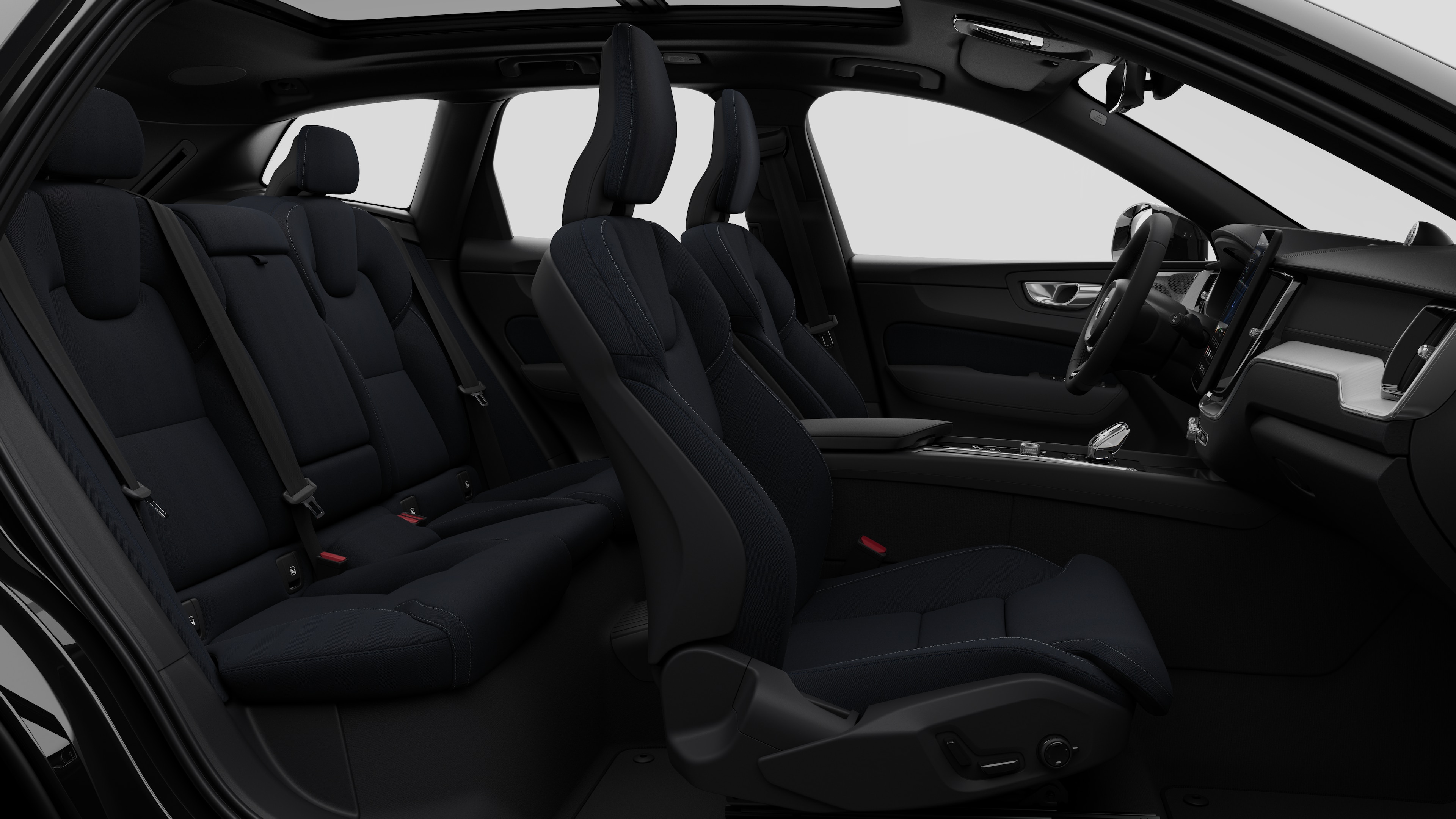 Vista lateral do interior do carro Volvo mostrando os bancos dianteiros, traseiros do passageiro, volante, painel de instrumentos e console central, contra um plano de fundo de estúdio simples.