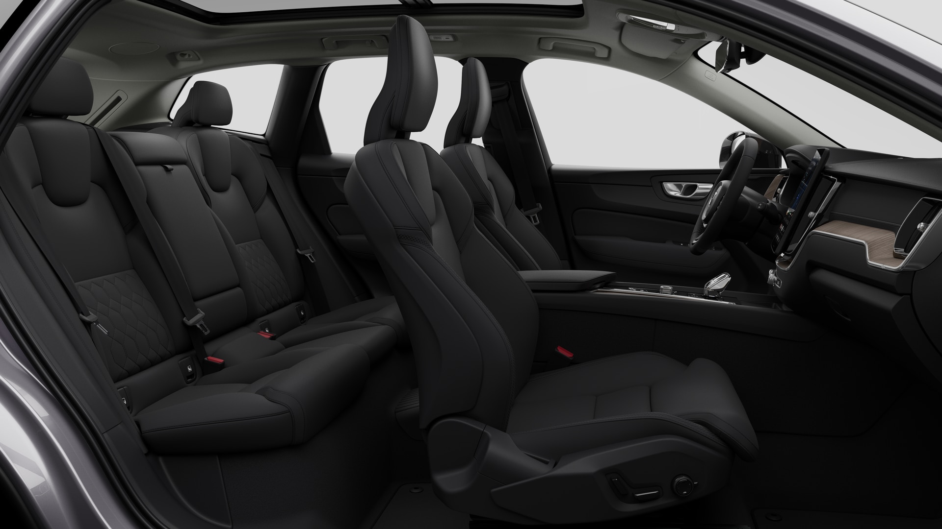 Vue latérale de l’intérieur d’une Volvo montrant les sièges avant, les sièges passager arrière, le volant, le tableau de bord et la console centrale, sur fond de studio.