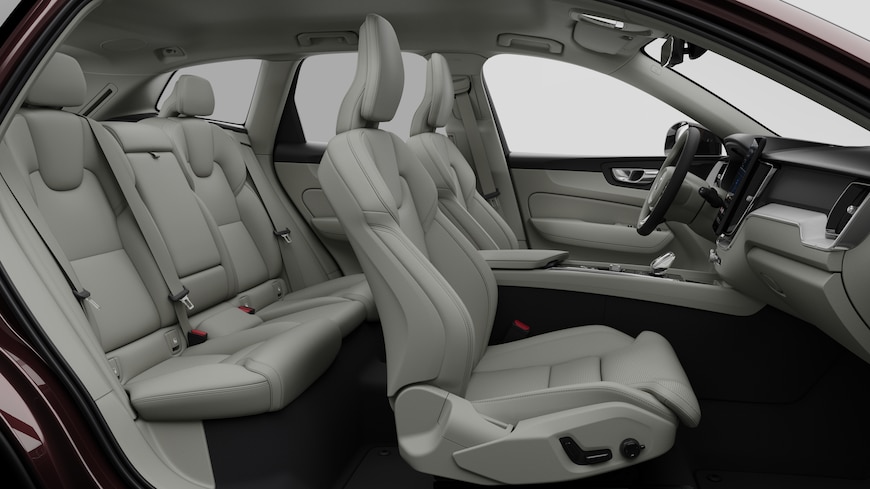 Bočný pohľad do interiéru vozidla Volvo s prednými sedadlami, zadnými sedadlami spolujazdcov, volantom, prístrojovou doskou a stredovou konzolou na pozadí obyčajného štúdia.