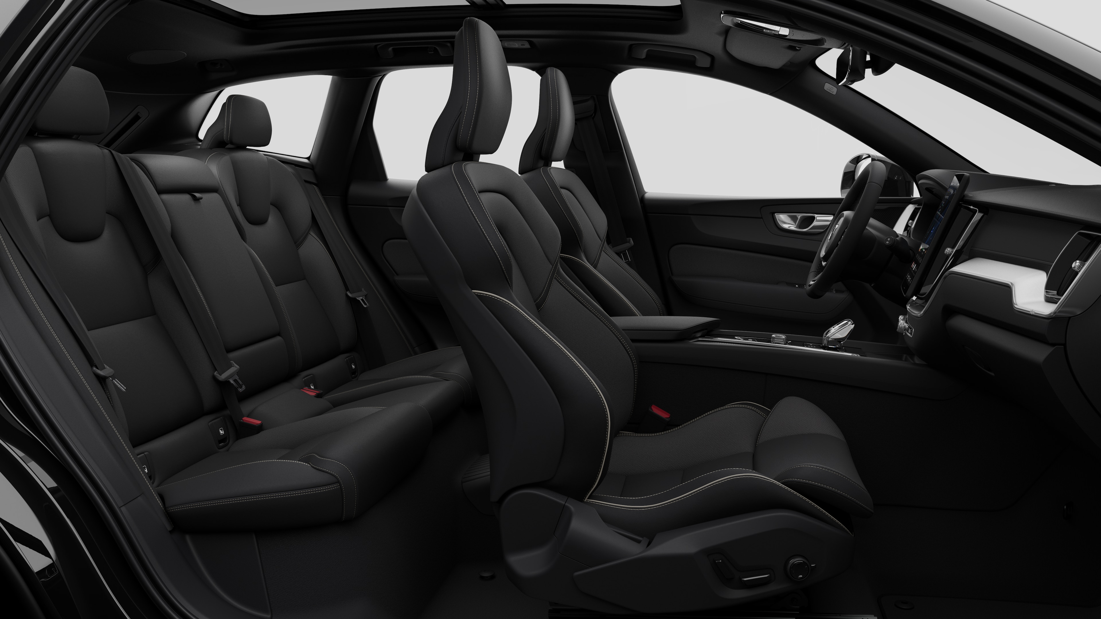 Bočni pogled na unutrašnjost automobila Volvo s prikazom prednjih sjedala, stražnjih putničkih sjedala, upravljača, nadzorne ploče i središnje konzole, postavljenih u odnosu na običnu pozadinu studija.