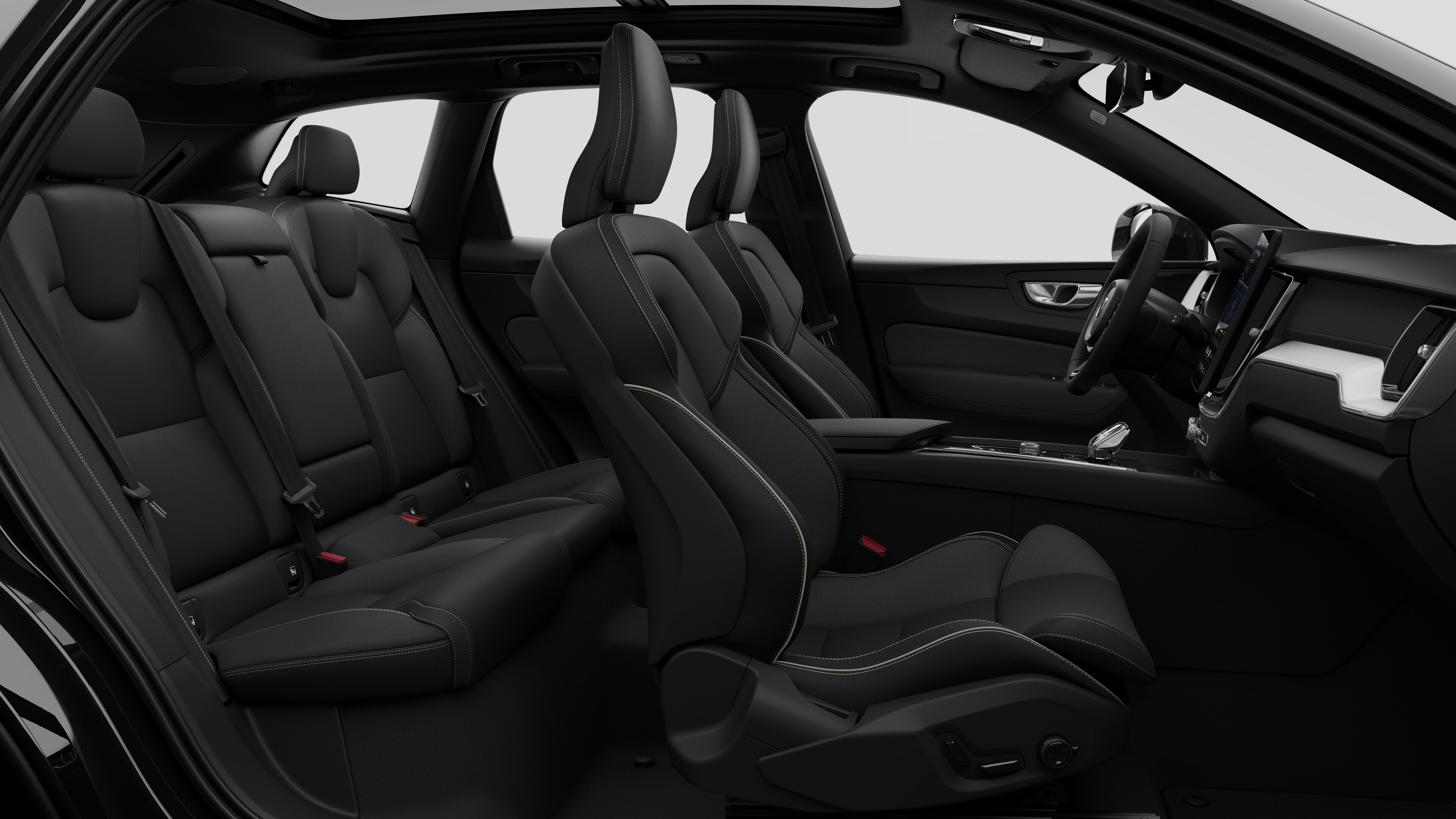 Bočni pogled na unutrašnjost automobila Volvo s prikazom prednjih sjedala, stražnjih putničkih sjedala, upravljača, nadzorne ploče i središnje konzole, postavljenih u odnosu na običnu pozadinu studija.