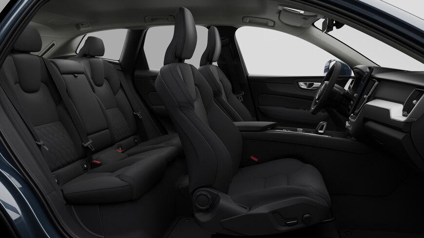 Vista lateral do interior do automóvel Volvo a mostrar os bancos dianteiros, os bancos do passageiro traseiro, o volante, o painel de instrumentos e a consola central, contra um fundo de estúdio simples.