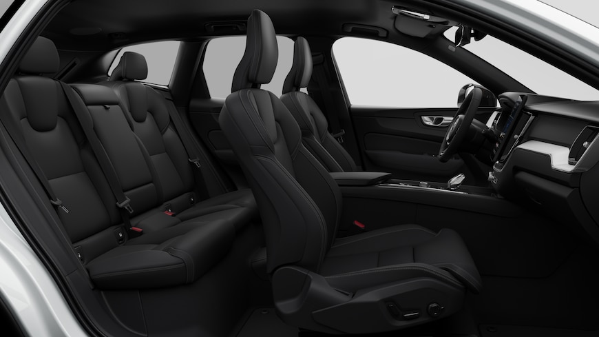 A Volvo autó belső oldalnézete az első ülésekkel, a hátsó utasülésekkel, a kormánykerékkel, a műszerfallal és a középkonzollal, egyszerű stúdió háttér előtt.