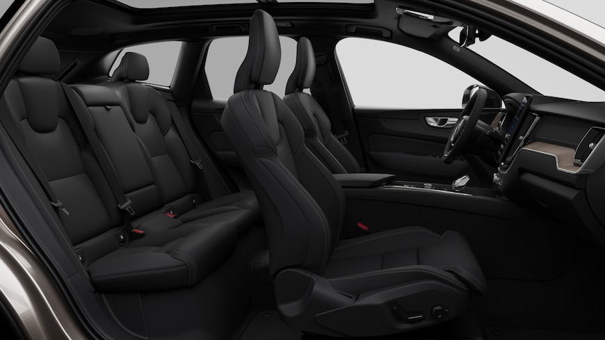 Bočný pohľad do interiéru vozidla Volvo s prednými sedadlami, zadnými sedadlami spolujazdcov, volantom, prístrojovou doskou a stredovou konzolou na pozadí obyčajného štúdia.