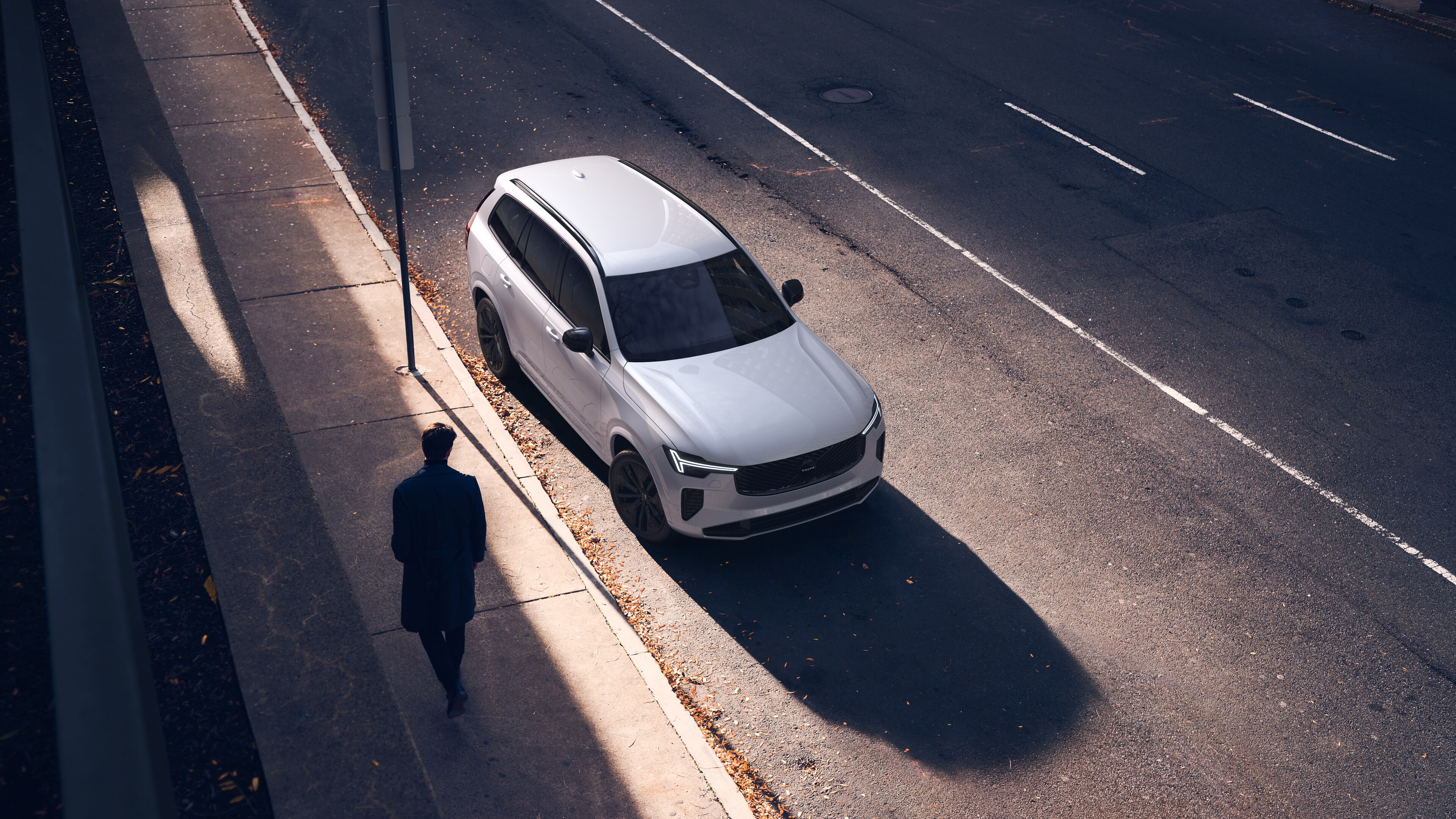 Nadwozie samochodu Volvo w trzech czwartych na tle miejskiej ulicy, z widocznym jednym bokiem, dachem i częścią przodu