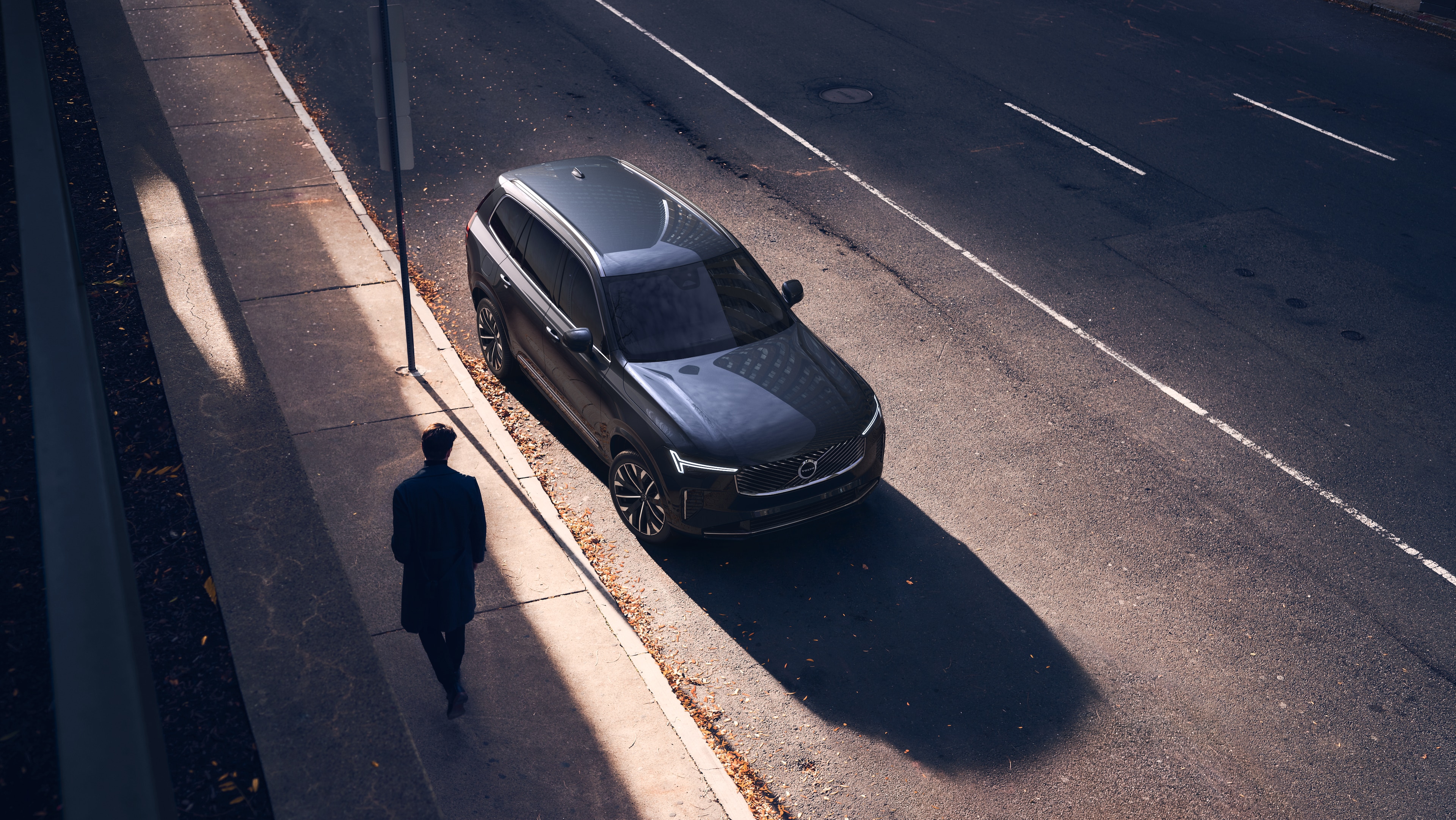 Volvo avtomobil xarici görünüşü şəhər küçəsi fonunda üç dörddə bir mənzərə, bir tərəf, dam və ön hissəsi göstərir.