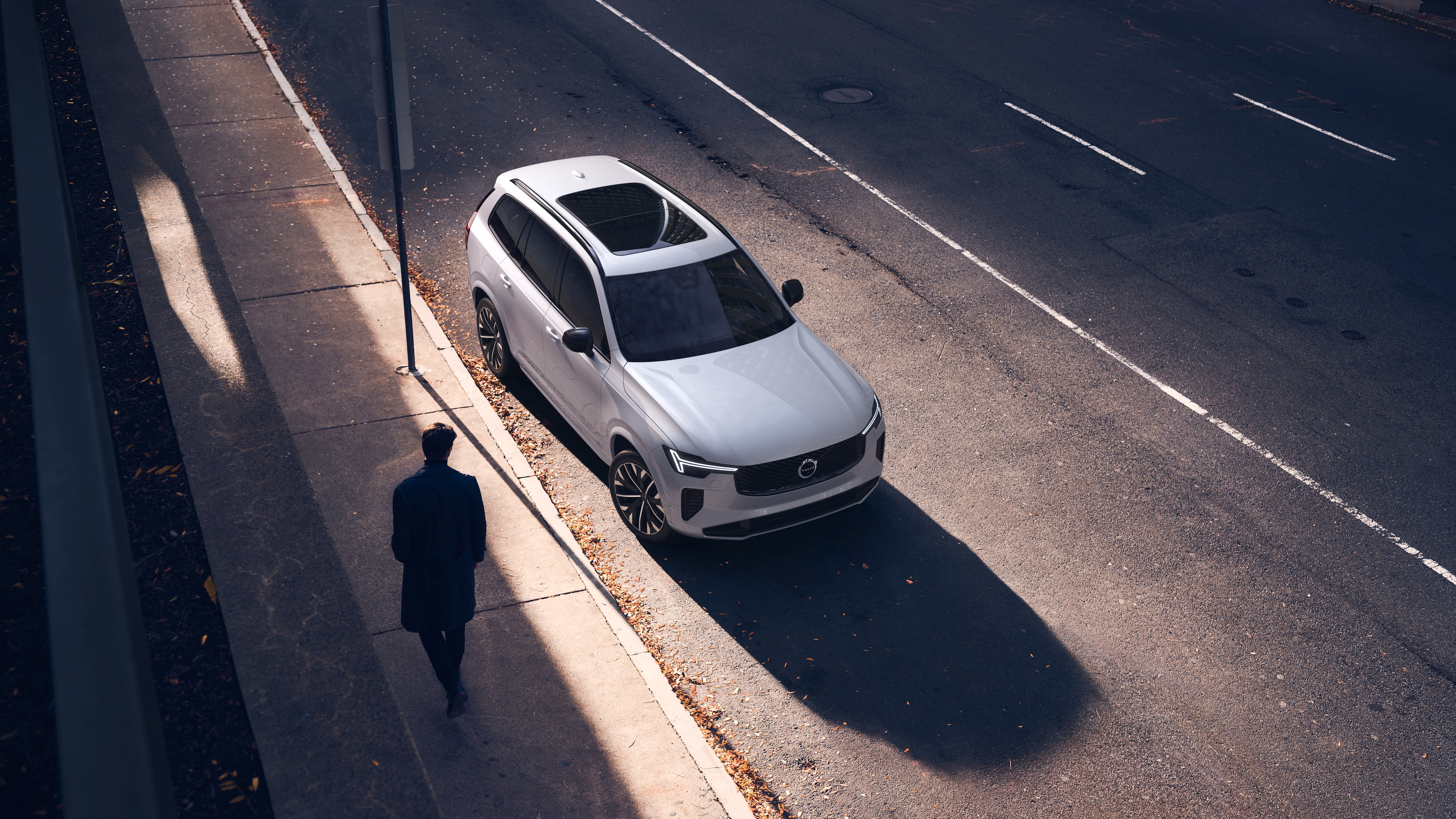 Vanjski izgled automobila Volvo s pogledom od tri četvrtine na pozadini urbane ulice, s prikazom jedne strane, krova i dijela prednjeg dijela.