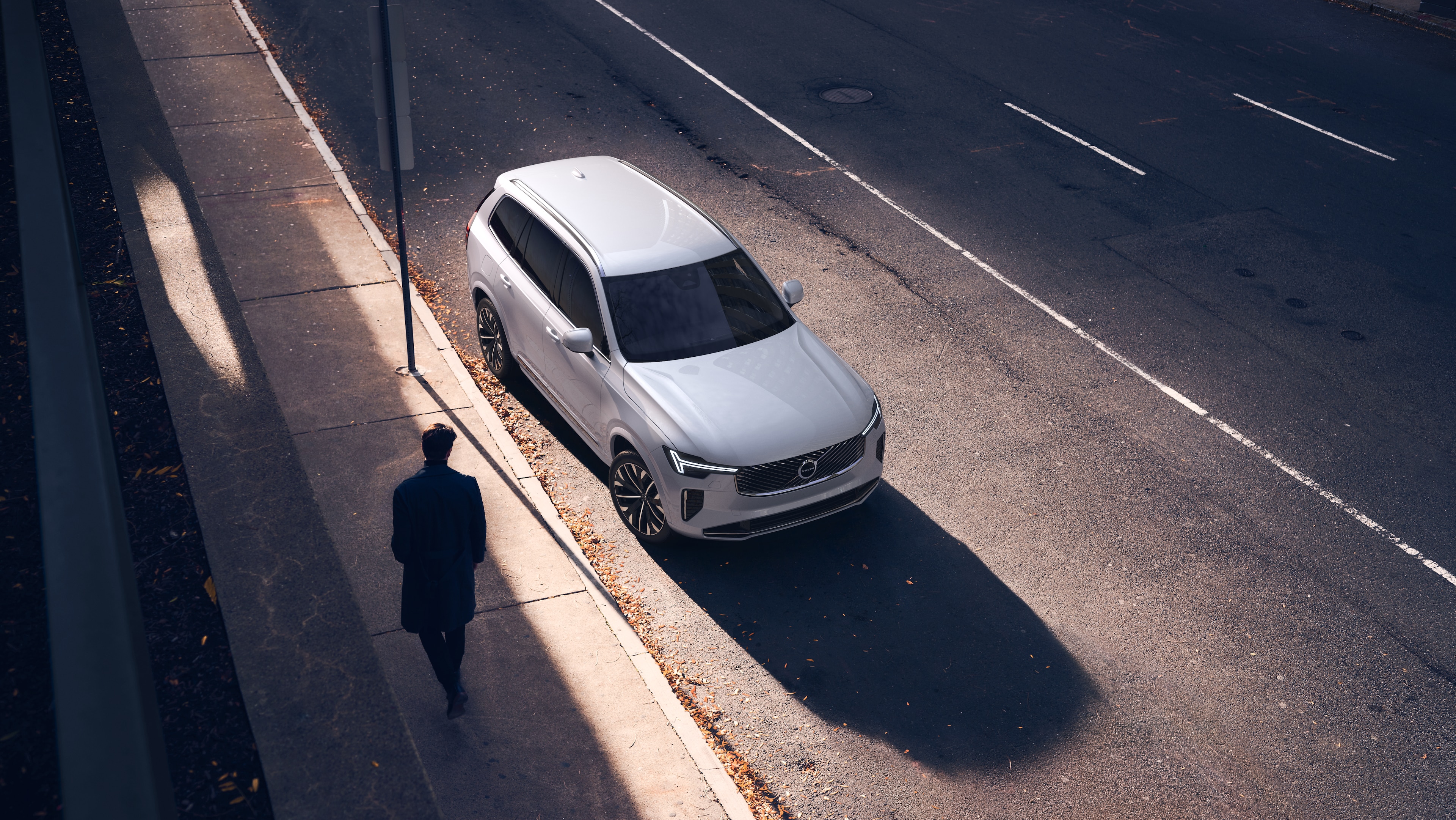 Volvo avtomobil xarici görünüşü şəhər küçəsi fonunda üç dörddə bir mənzərə, bir tərəf, dam və ön hissəsi göstərir.