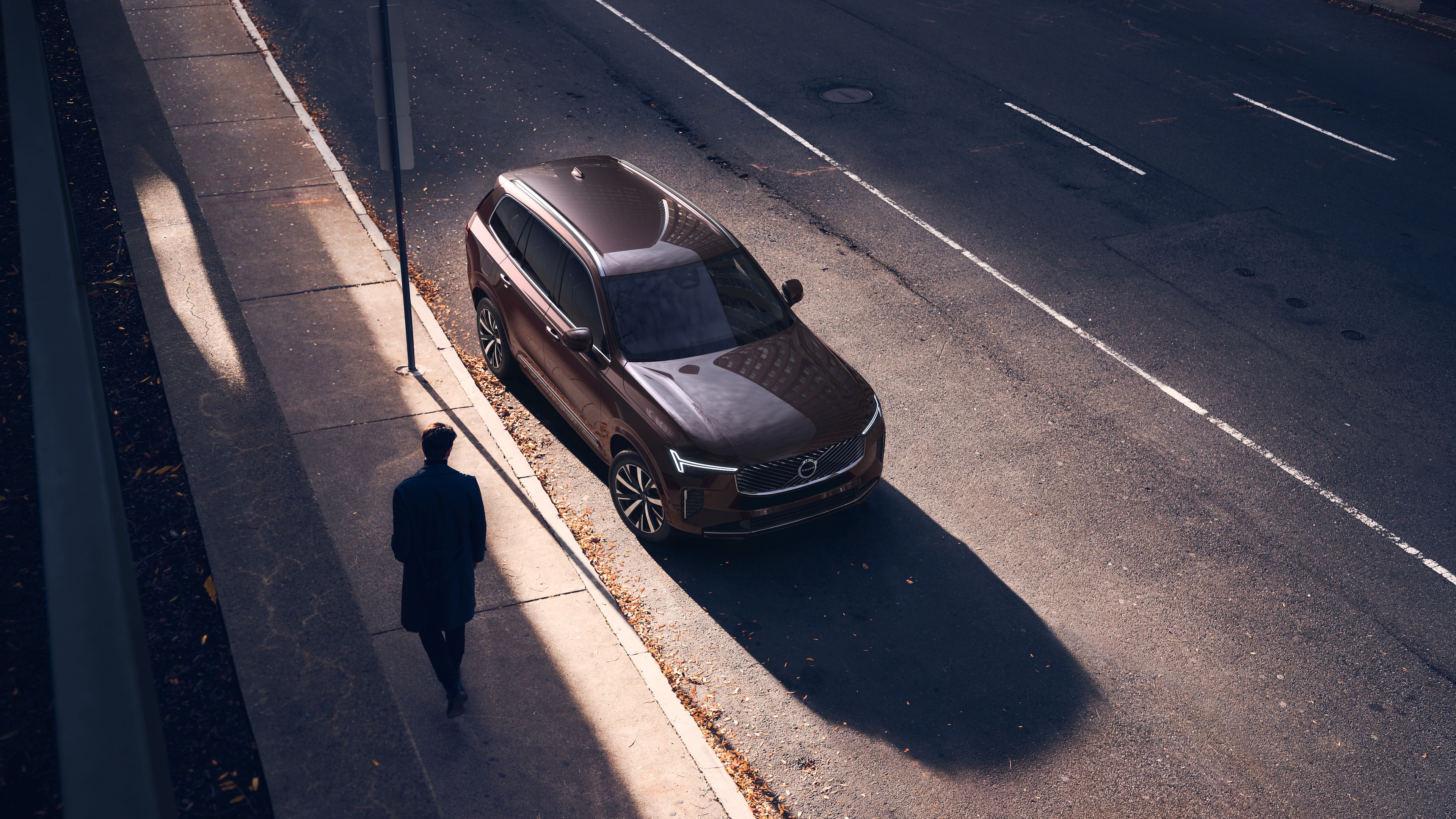 Volvo-auton ulkopuoli kolmen neljäsosan näkymässä kaupunkien katutaustalla, toinen puoli, katto ja osa edestä.