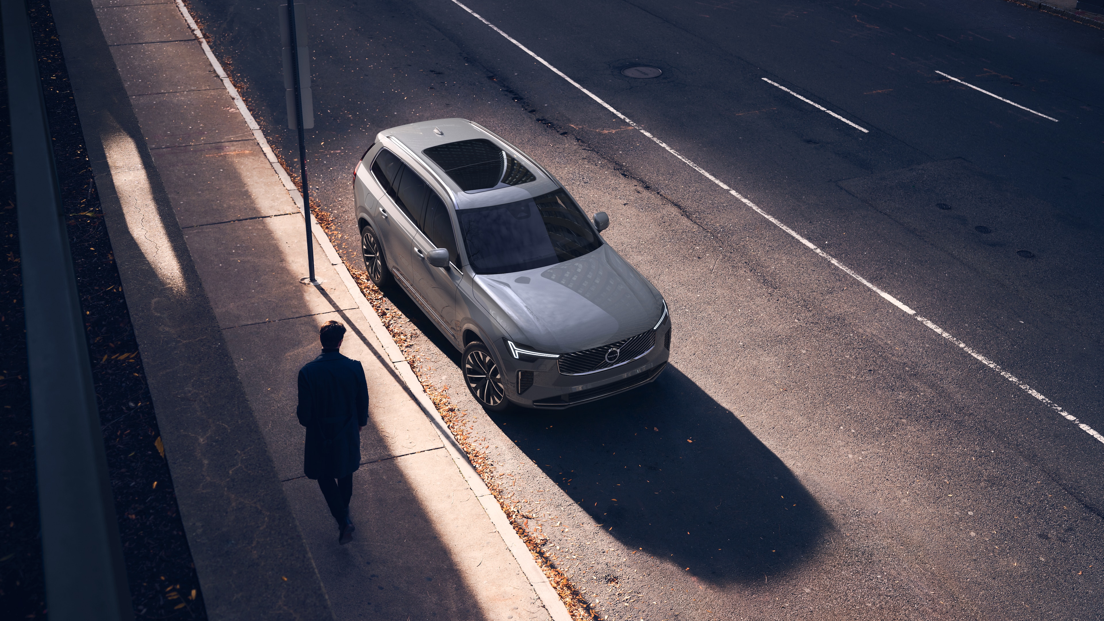 Volvobilens exteriör i trekvartsvy mot en urban gatubakgrund, som visar ena sidan, taket och en del av fronten.