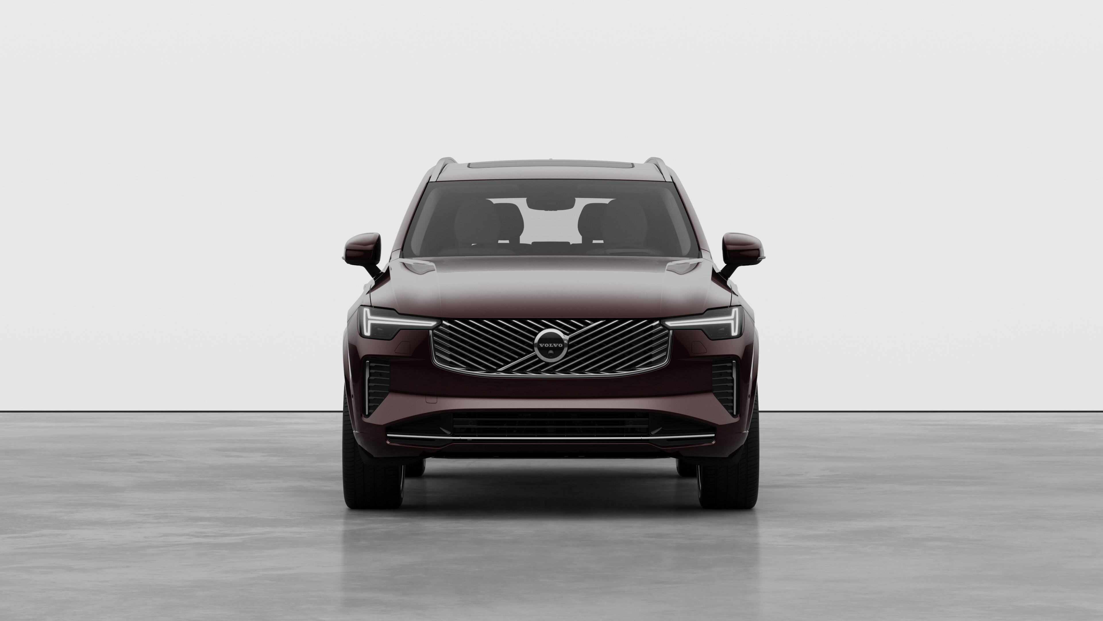 Vy framifrån av en Volvobil i en vanlig studiobakgrund.