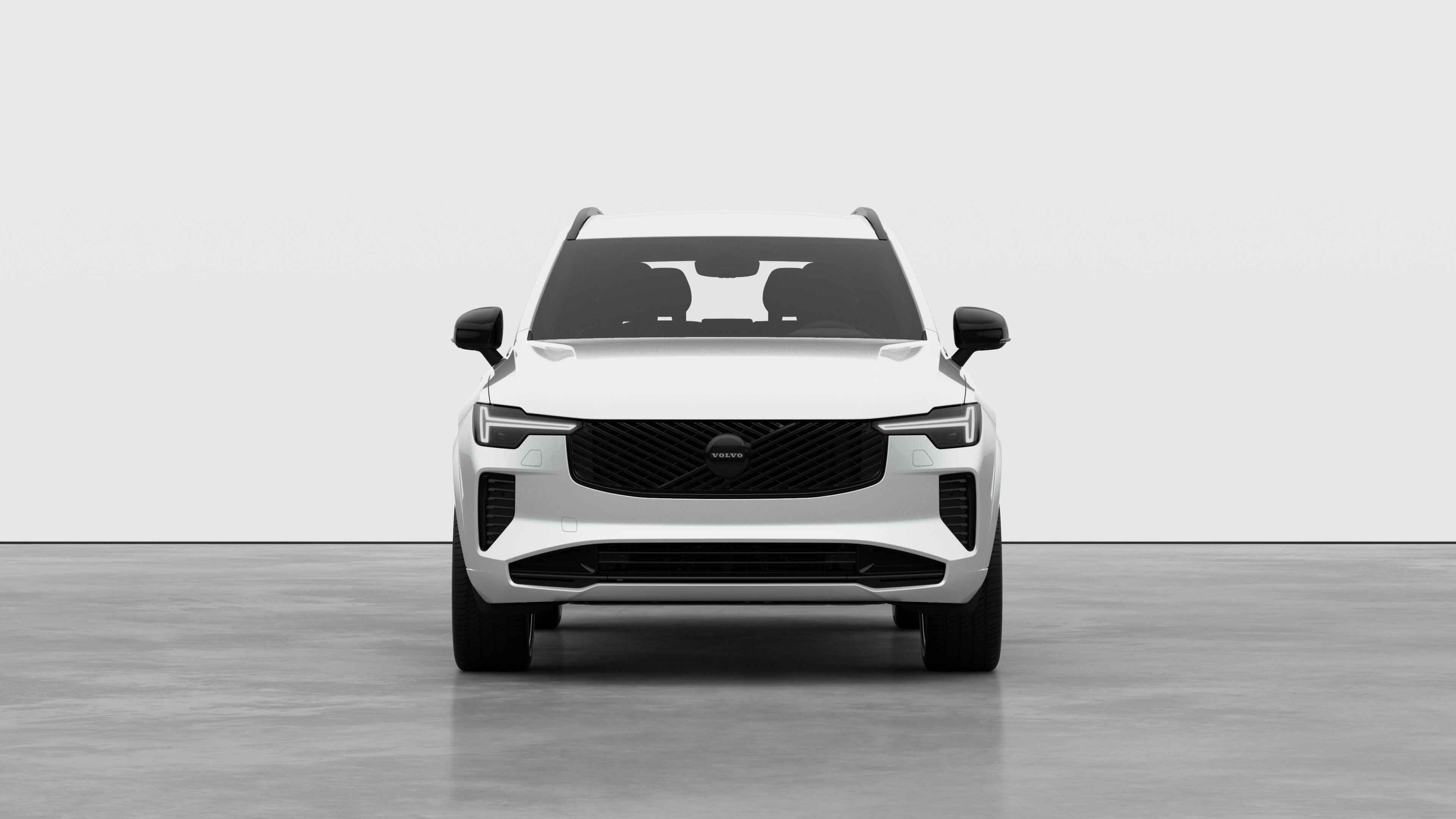 Vorderansicht eines Volvo vor dem Hintergrund eines schlichten Studios.