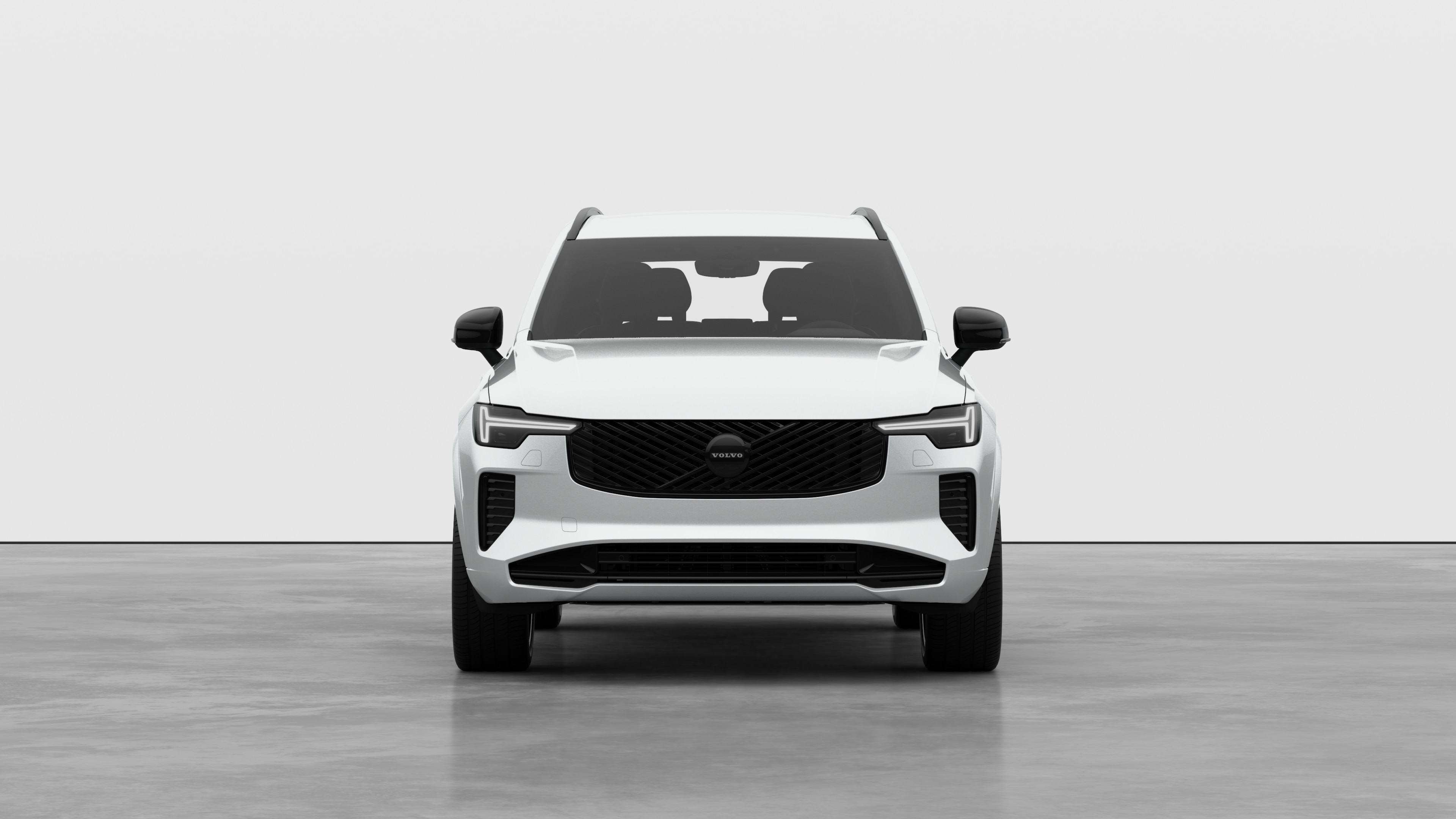 Vorderansicht eines Volvo vor dem Hintergrund eines schlichten Studios.