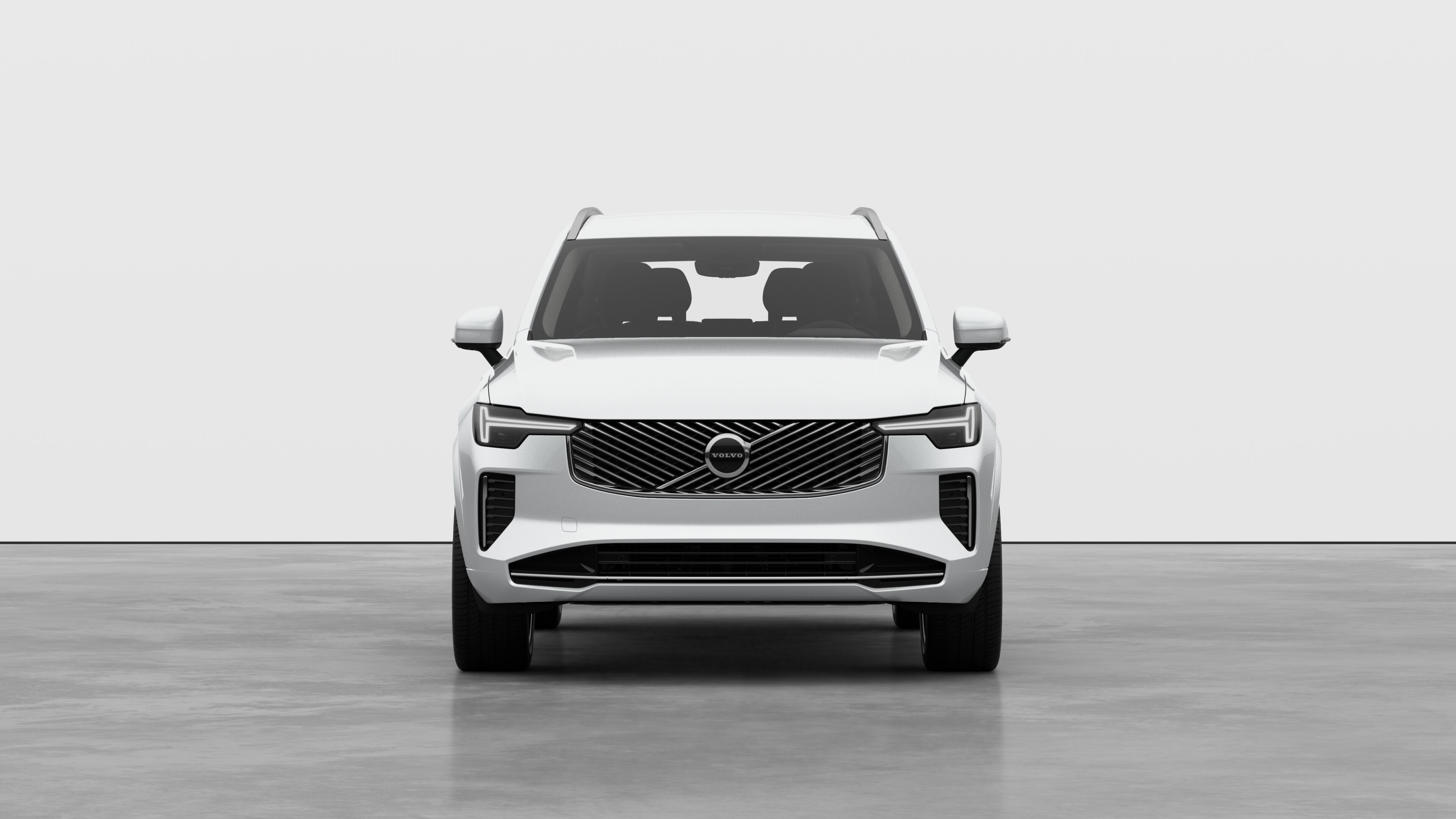 Vista frontal de um automóvel Volvo num fundo de estúdio simples.