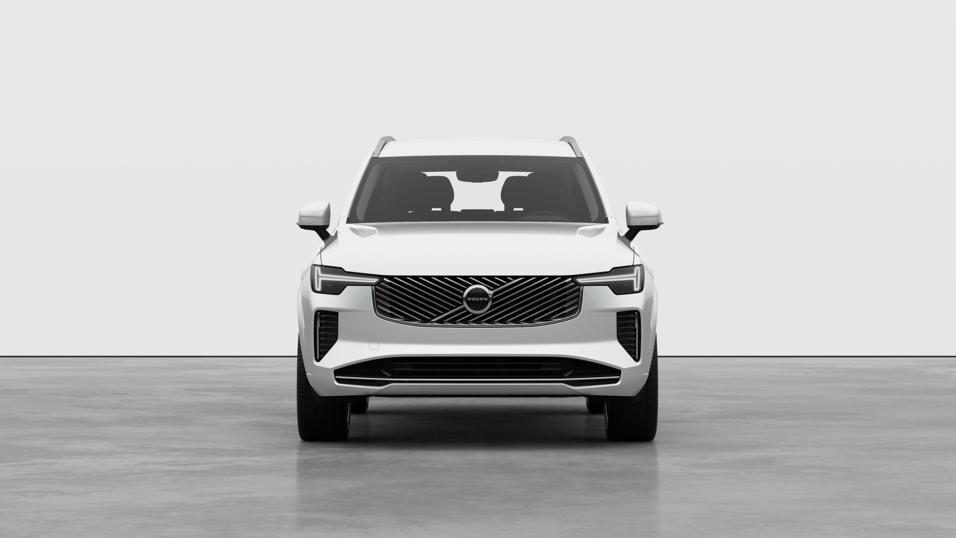 Vista frontal de um automóvel Volvo num fundo de estúdio simples.