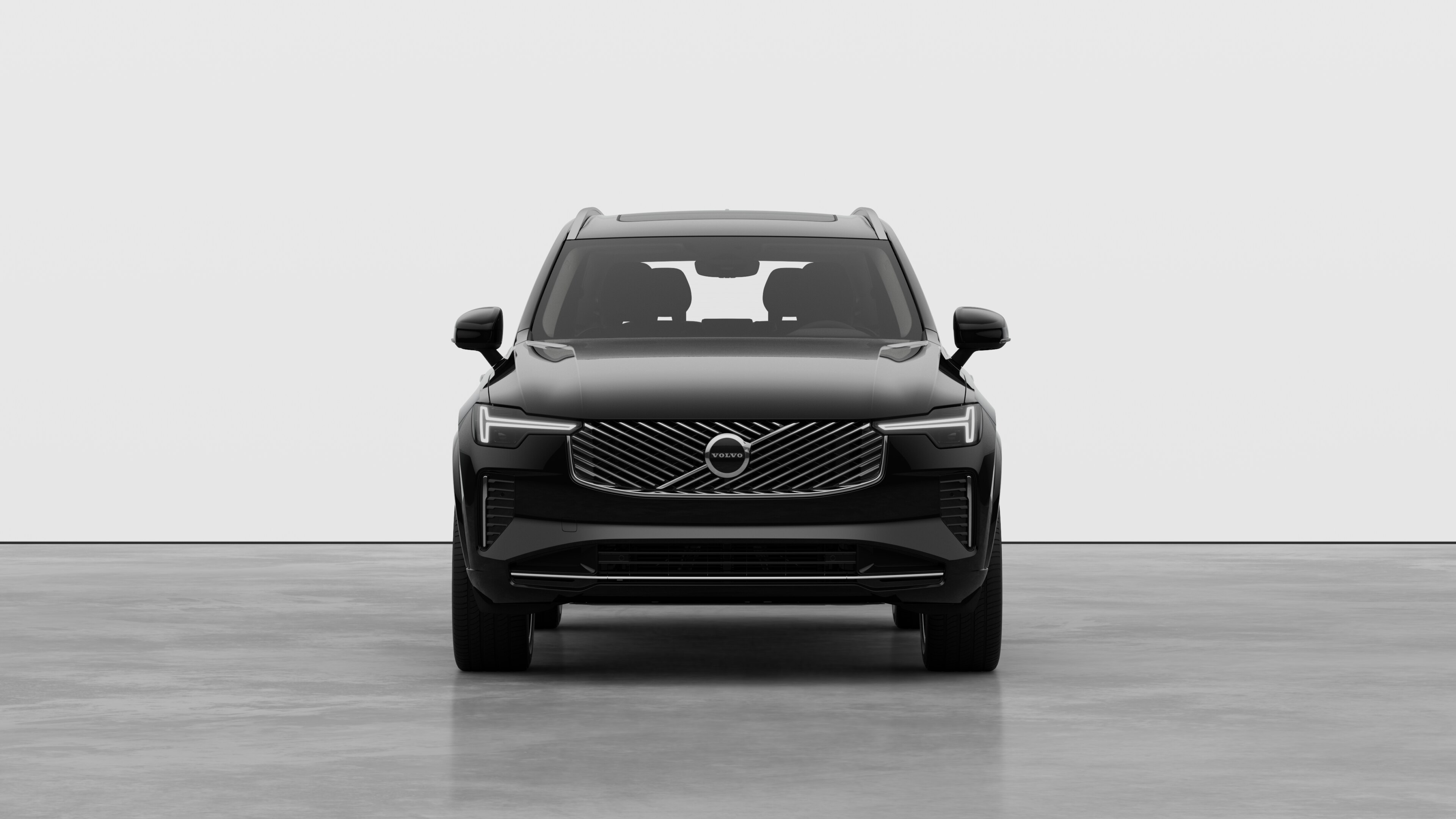 Vista frontal de un vehículo Volvo en un fondo de estudio liso.