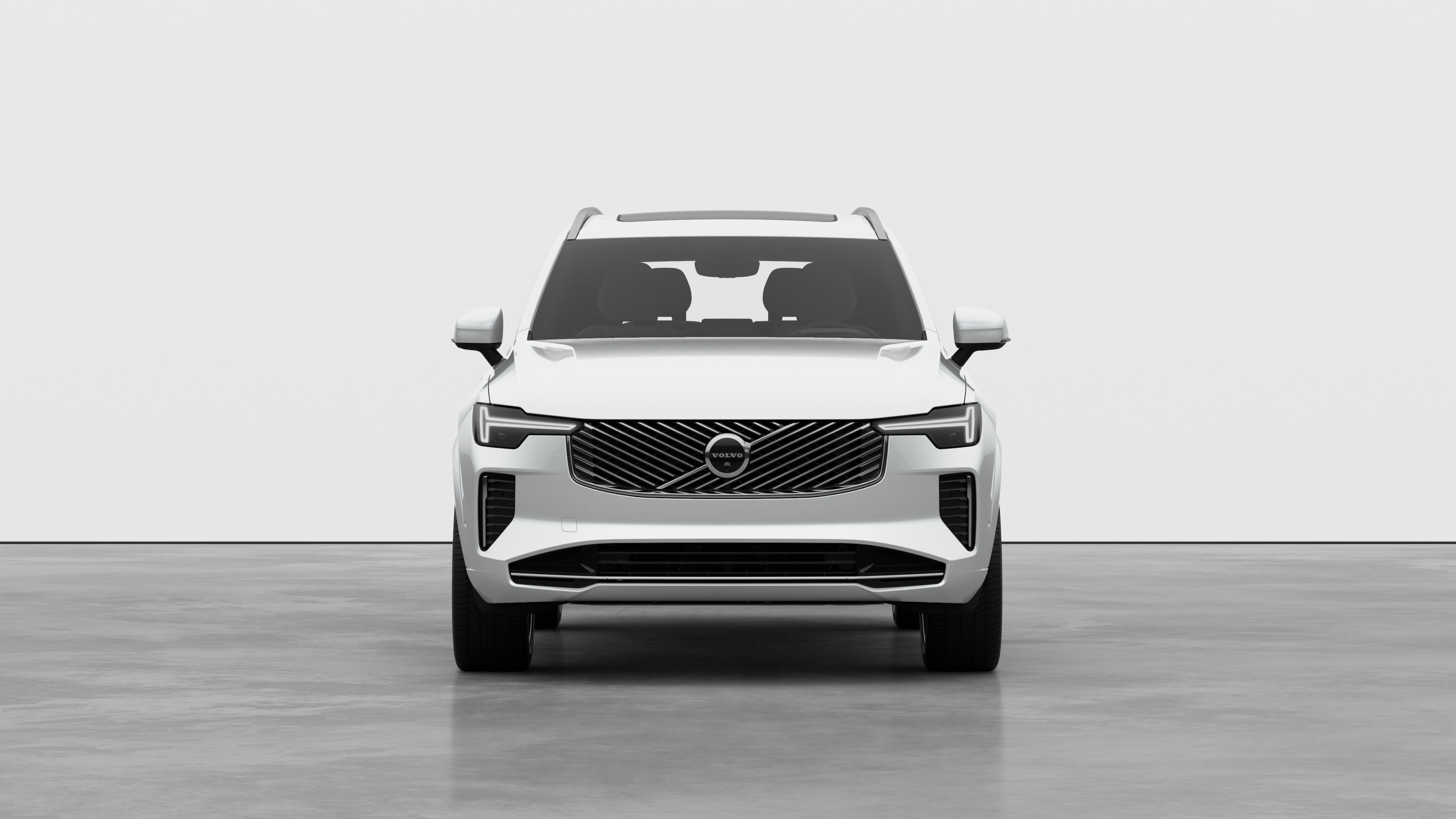 평범한 스튜디오 배경에 있는 볼보 자동차의 정면 모습.