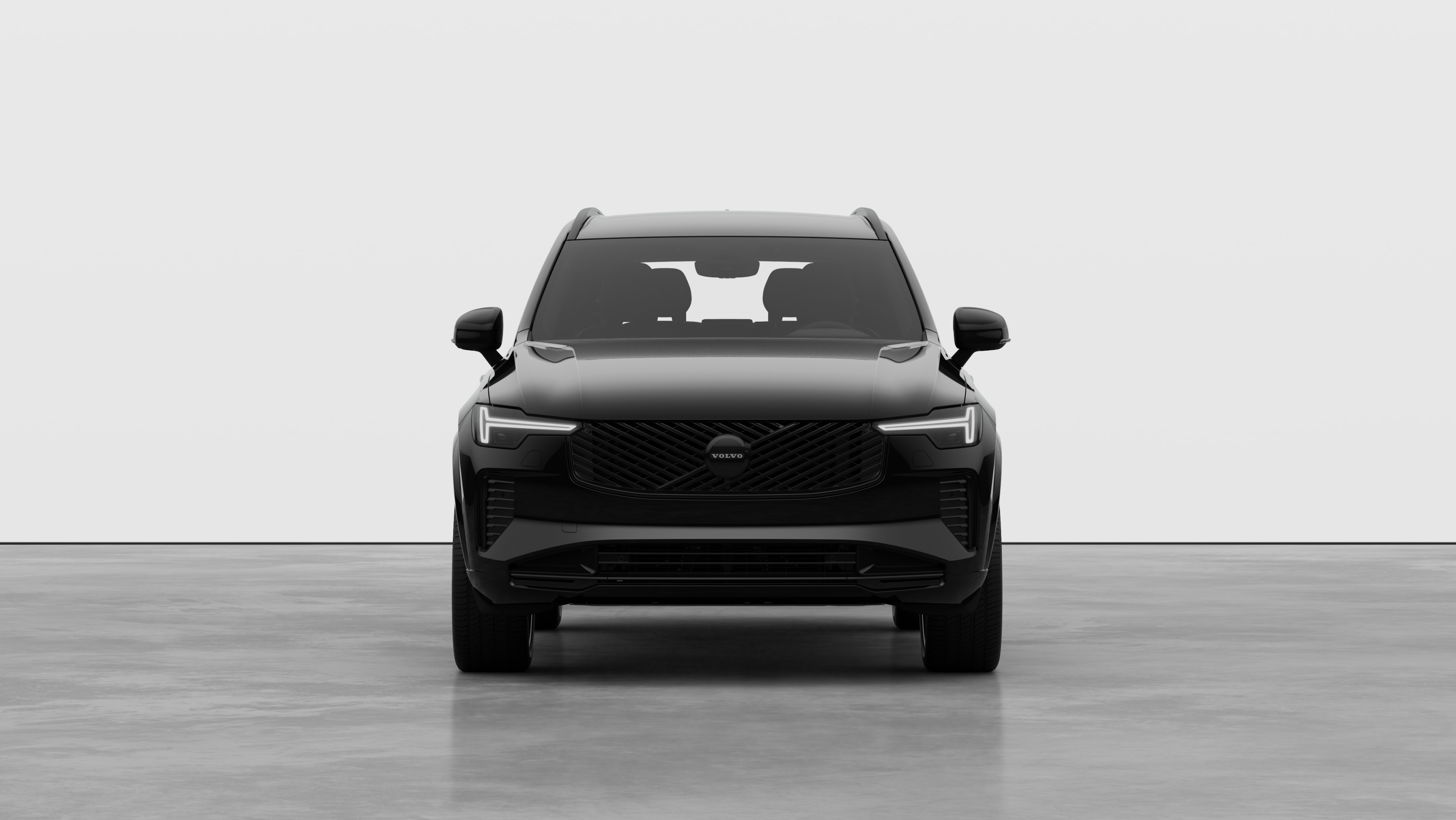 Vooraanzicht van een Volvo in een effen studioachtergrond.