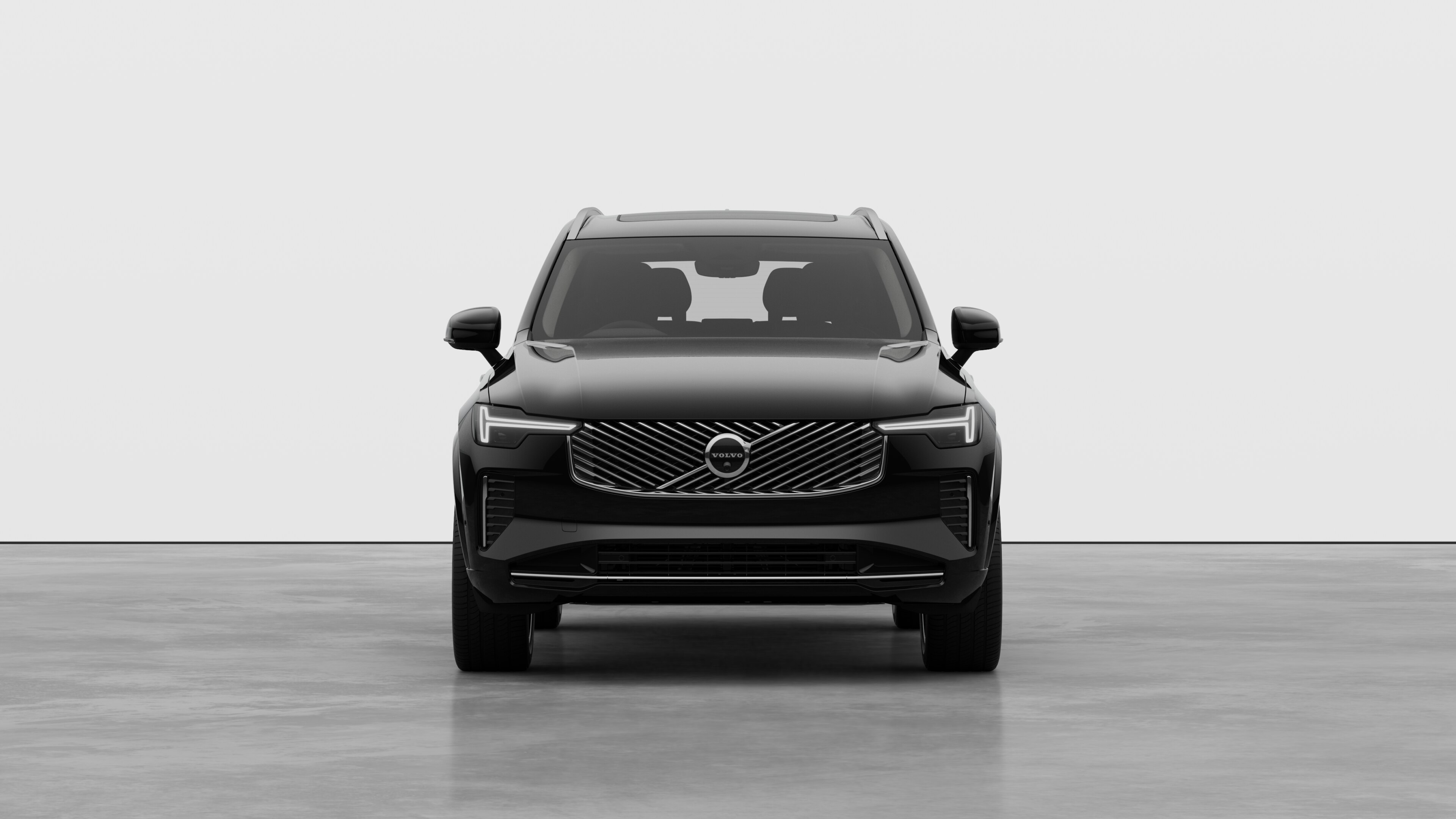 無地のスタジオを背景にしたボルボ車のフロントビュー。