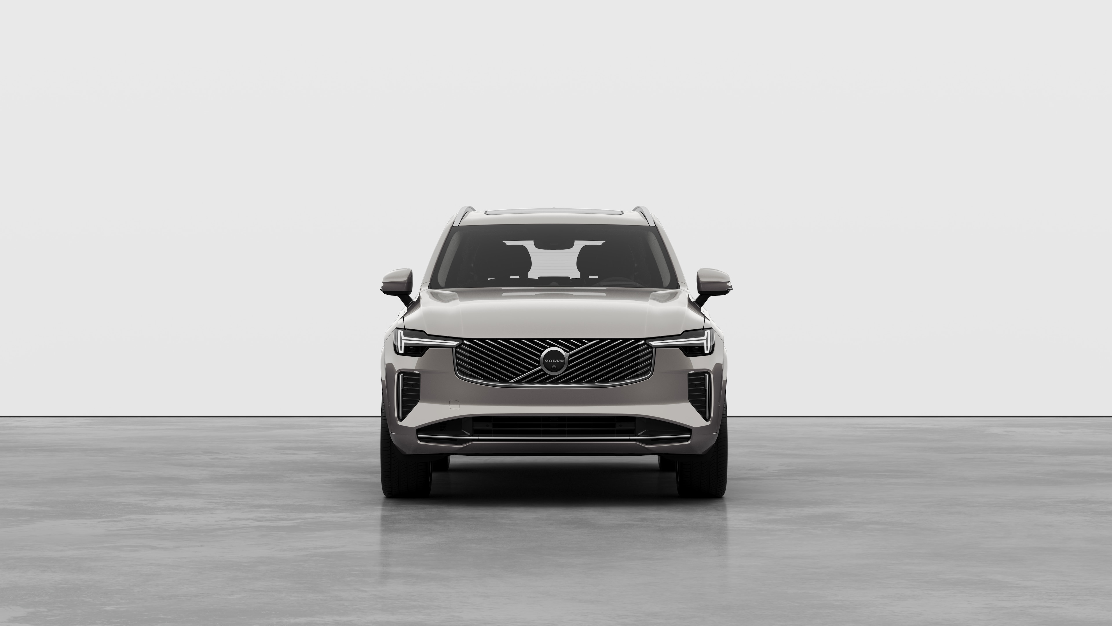 普通展示中心背景中的 Volvo 汽車前視圖。