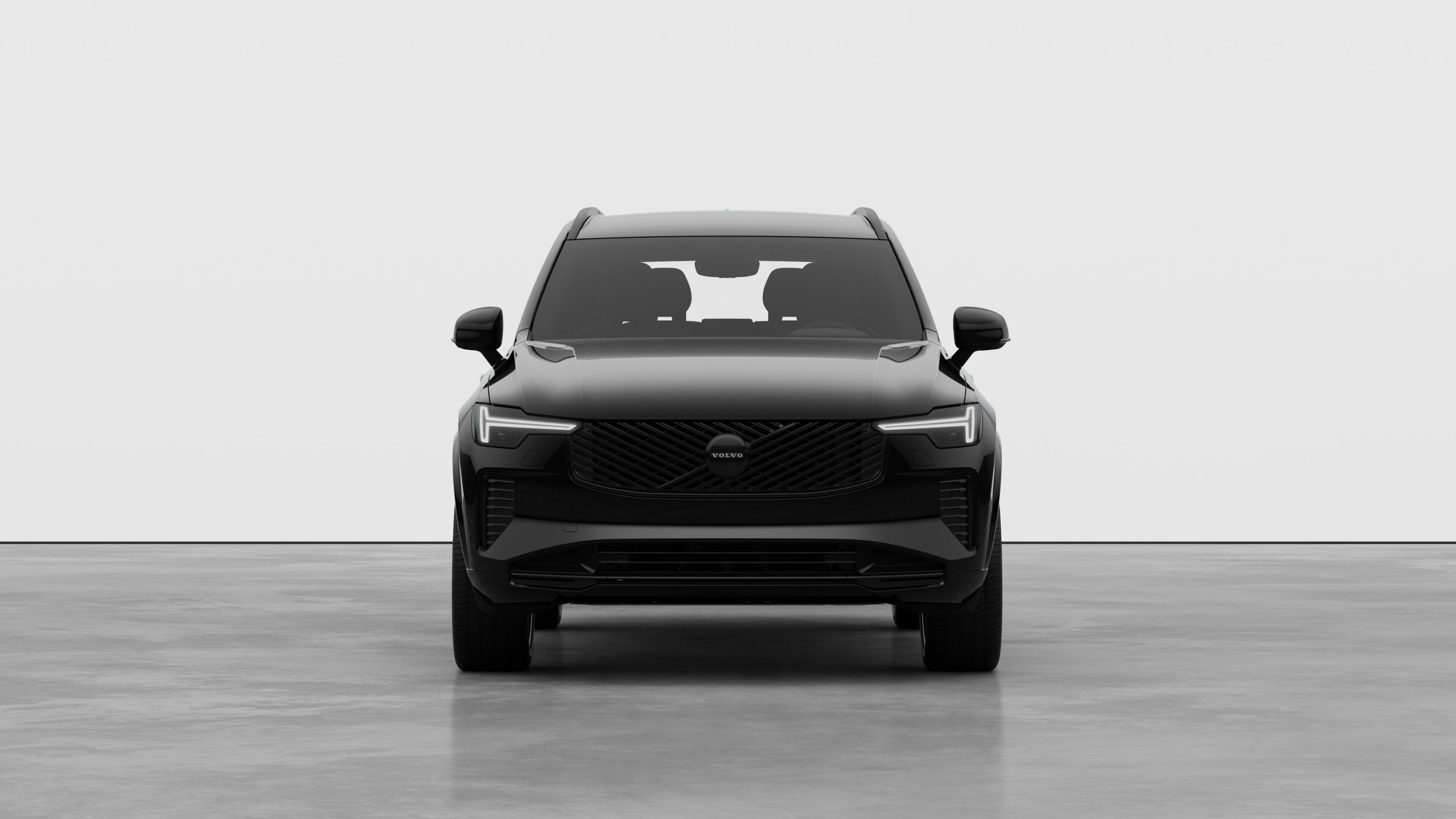 Pohľad spredu na vozidlo Volvo v pozadí obyčajného štúdia.