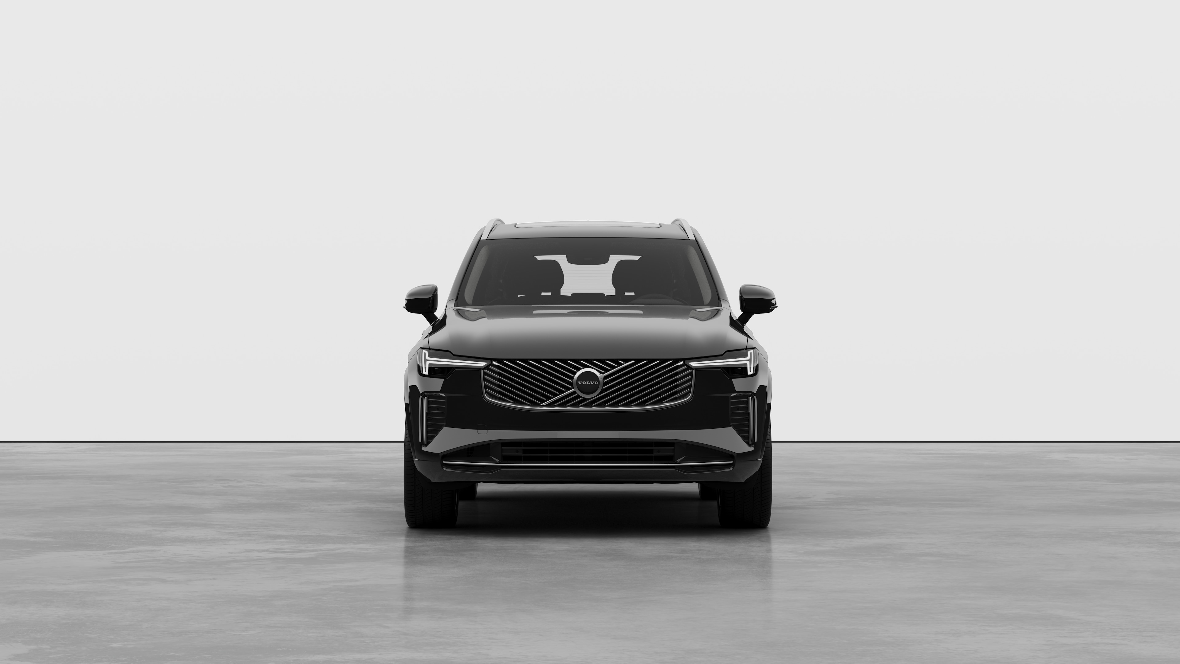 Vista frontal de un vehículo Volvo en un fondo de estudio liso.