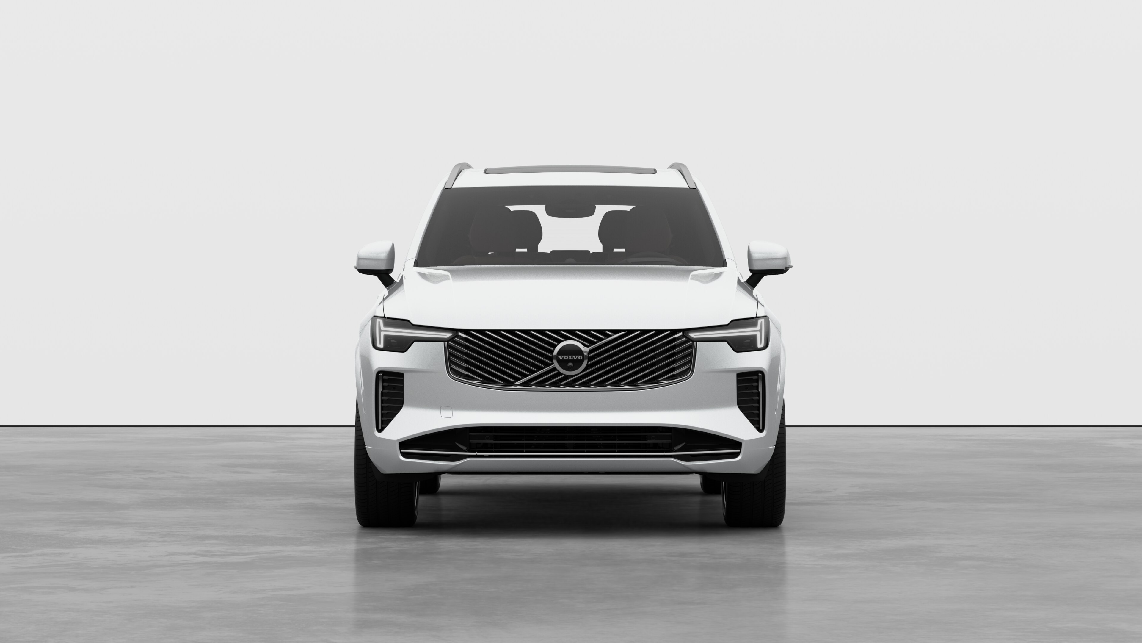 평범한 스튜디오 배경에 있는 볼보 자동차의 정면 모습.
