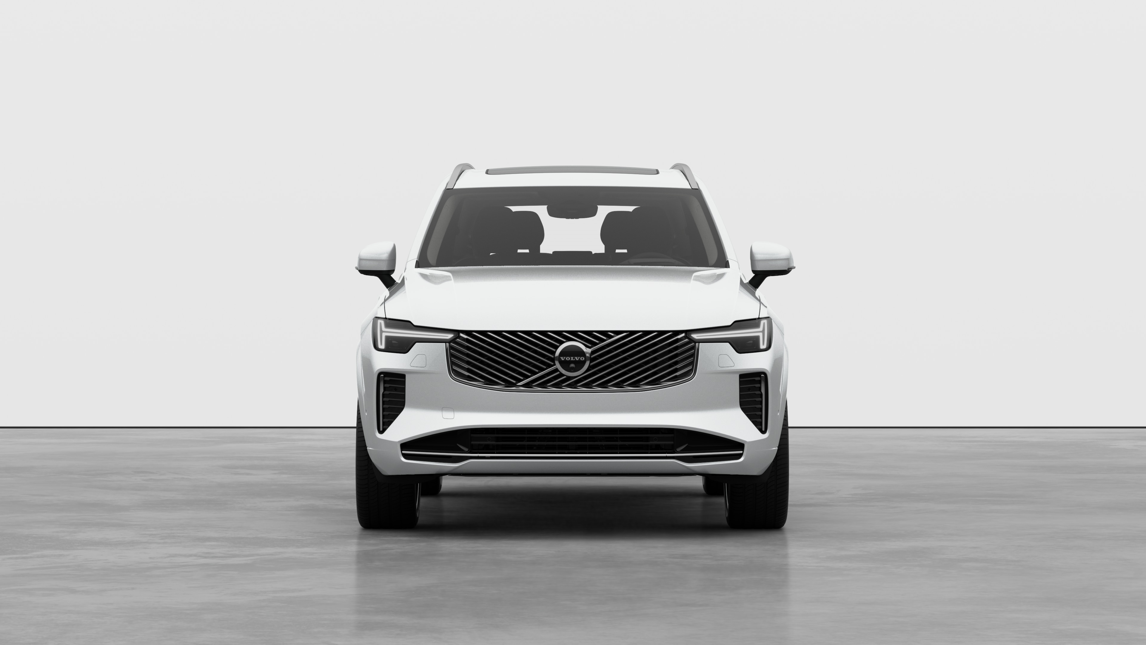 Vista frontale di un'auto Volvo sullo sfondo di un semplice studio.