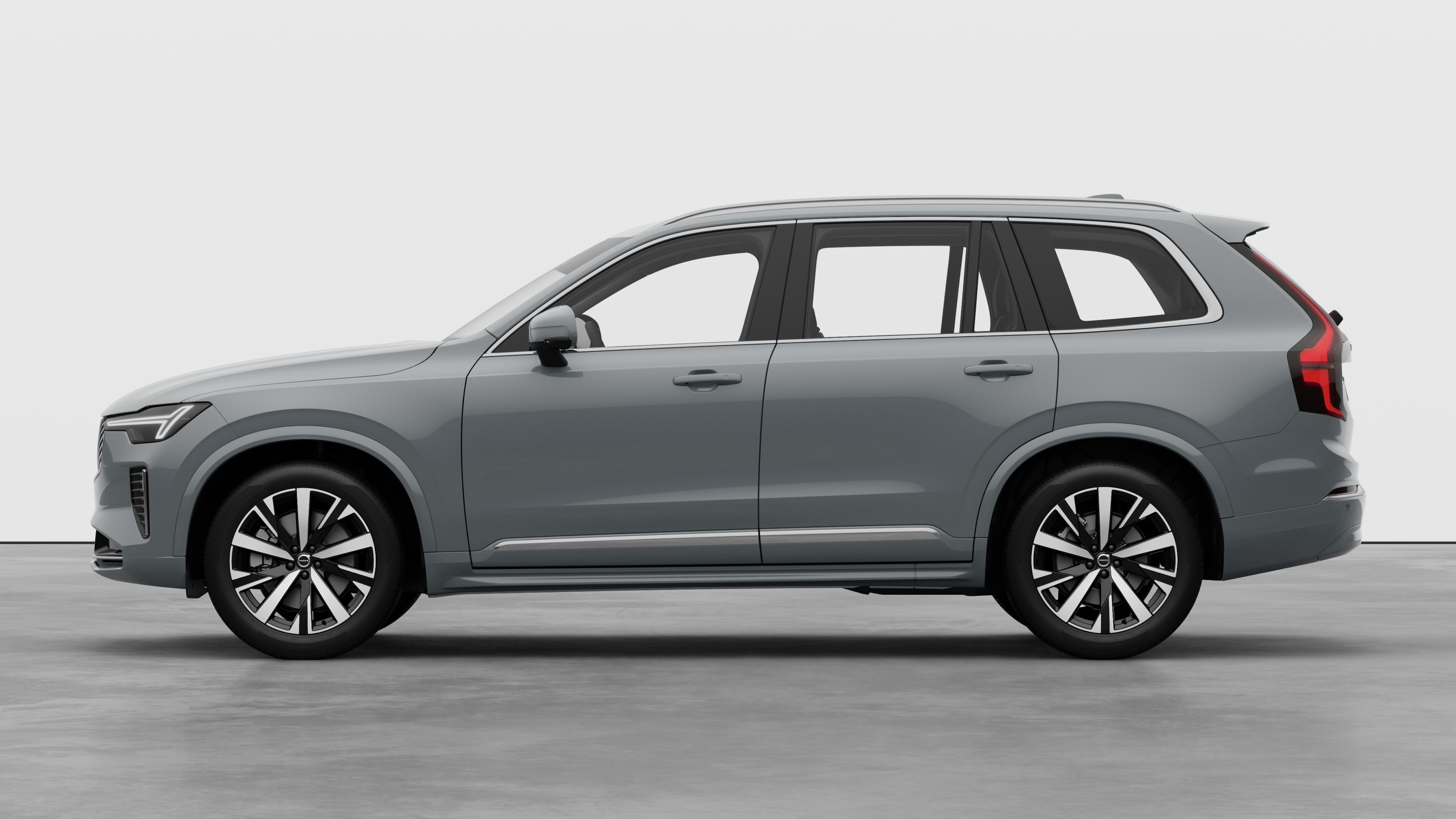 Volvo Fahrzeug in Seitenansicht vor einem schlichten Studiohintergrund. Es sind keine zusätzlichen Details oder Identifikatoren vorhanden.
