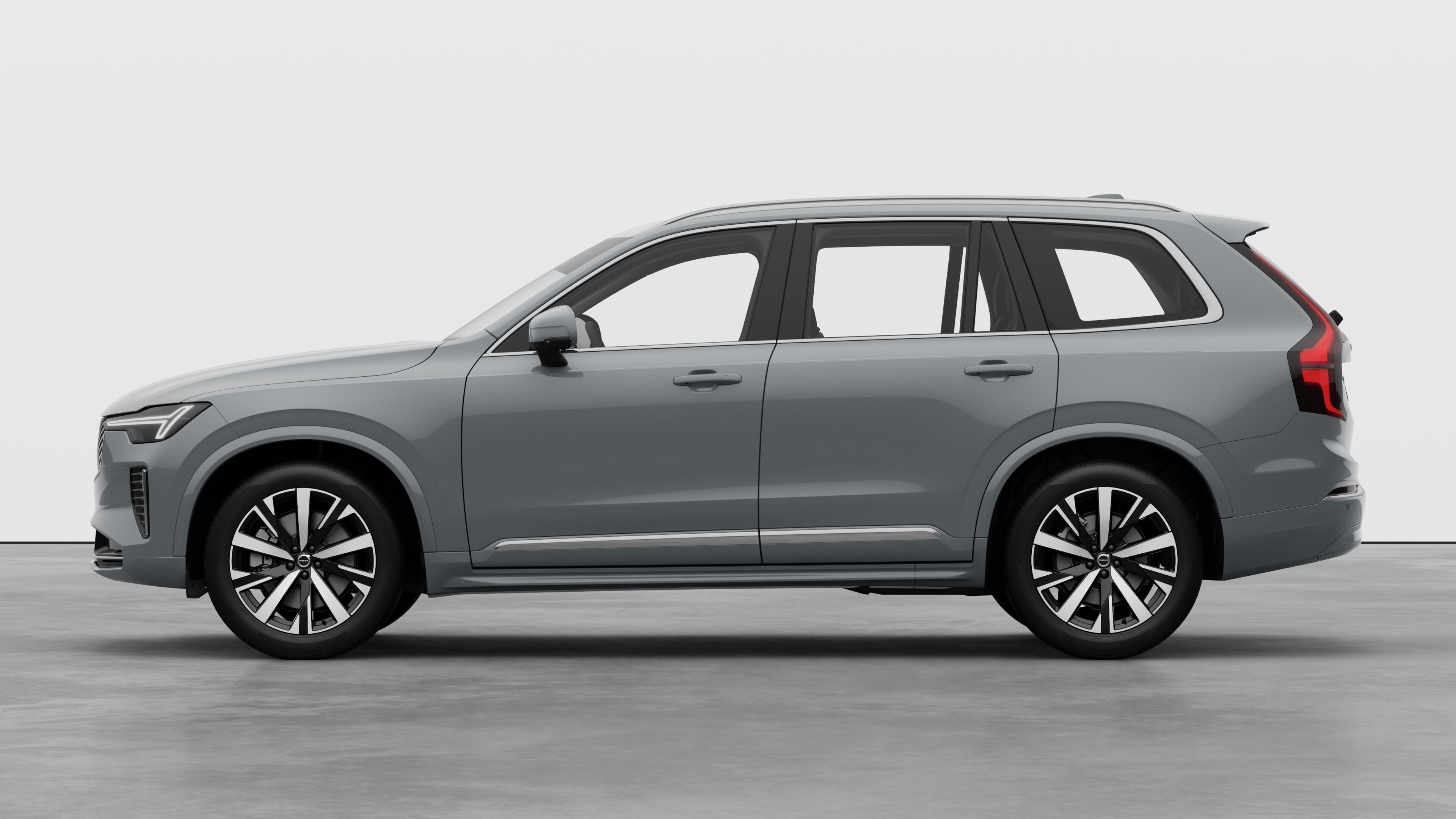 Volvo in zijaanzicht tegen een effen studioachtergrond. Er zijn geen aanvullende details of identificatiegegevens aanwezig.