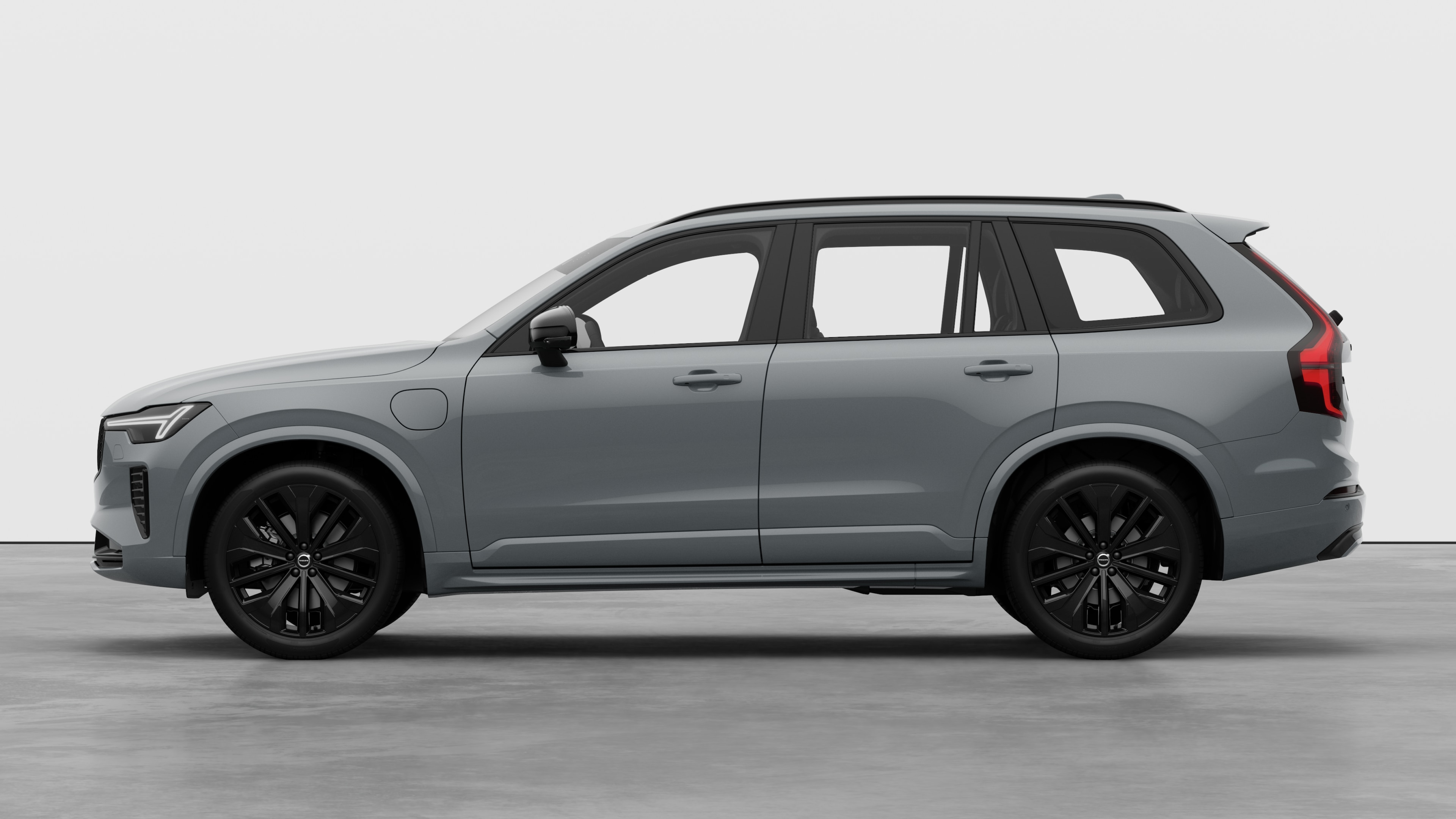 Volvo Fahrzeug in Seitenansicht vor einem schlichten Studiohintergrund. Es sind keine zusätzlichen Details oder Identifikatoren vorhanden.