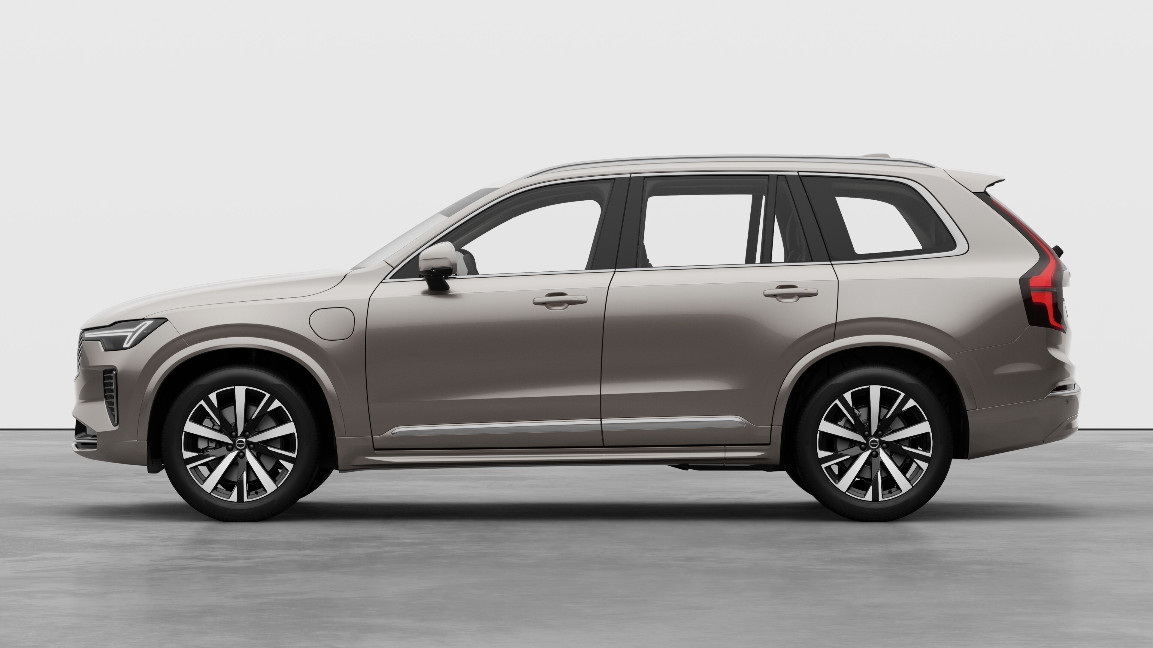 Un'auto Volvo vista laterale su uno sfondo in studio. Non sono presenti ulteriori dettagli o identificatori.