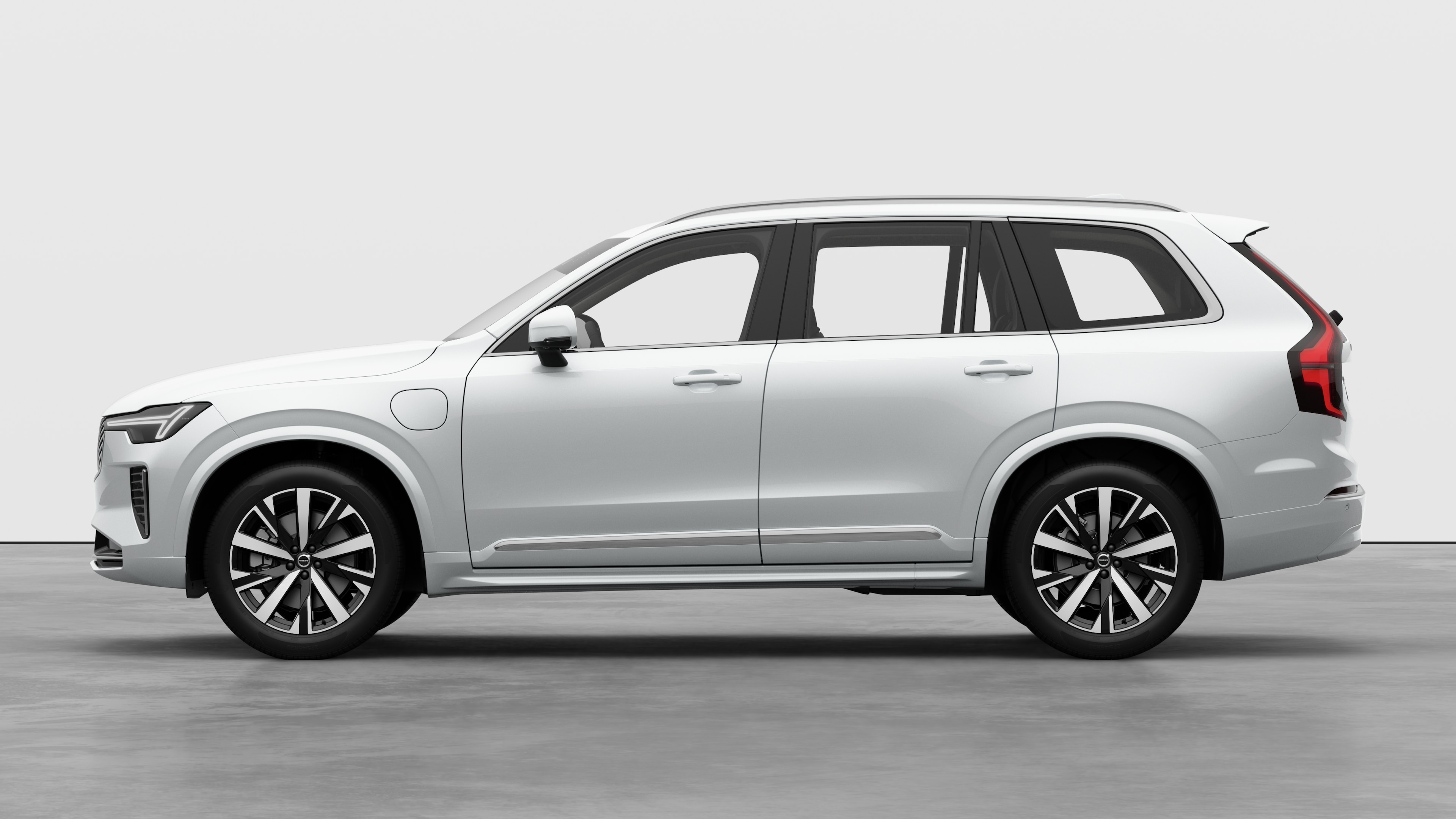 Automóvel Volvo numa vista lateral contra um fundo de estúdio simples. Não estão presentes detalhes ou identificadores adicionais.