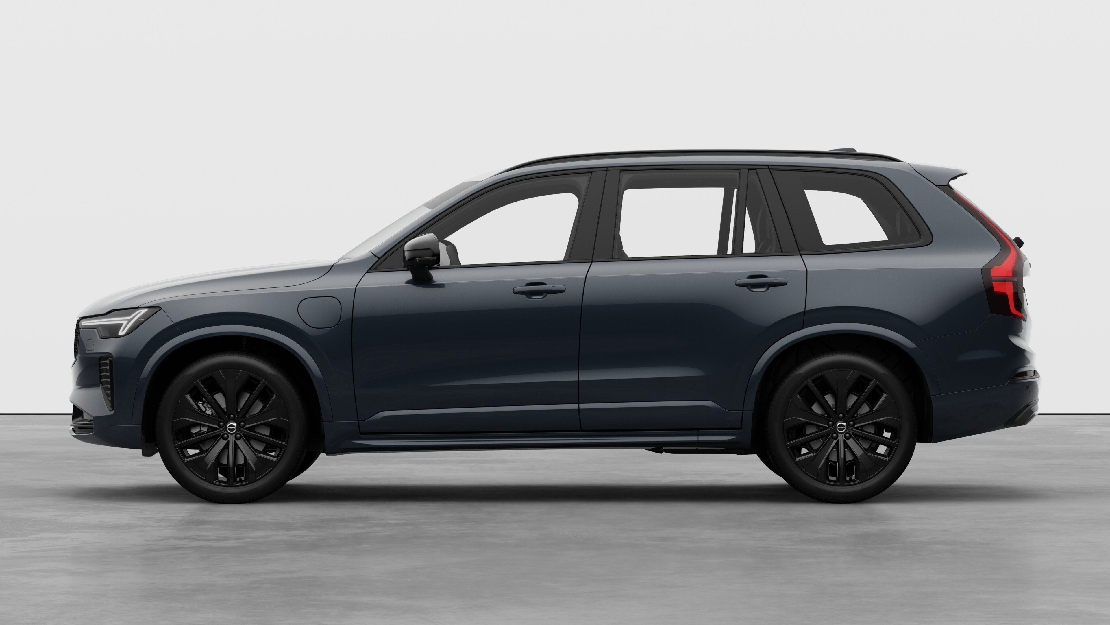 Volvo Fahrzeug in Seitenansicht vor einem schlichten Studiohintergrund. Es sind keine zusätzlichen Details oder Identifikatoren vorhanden.
