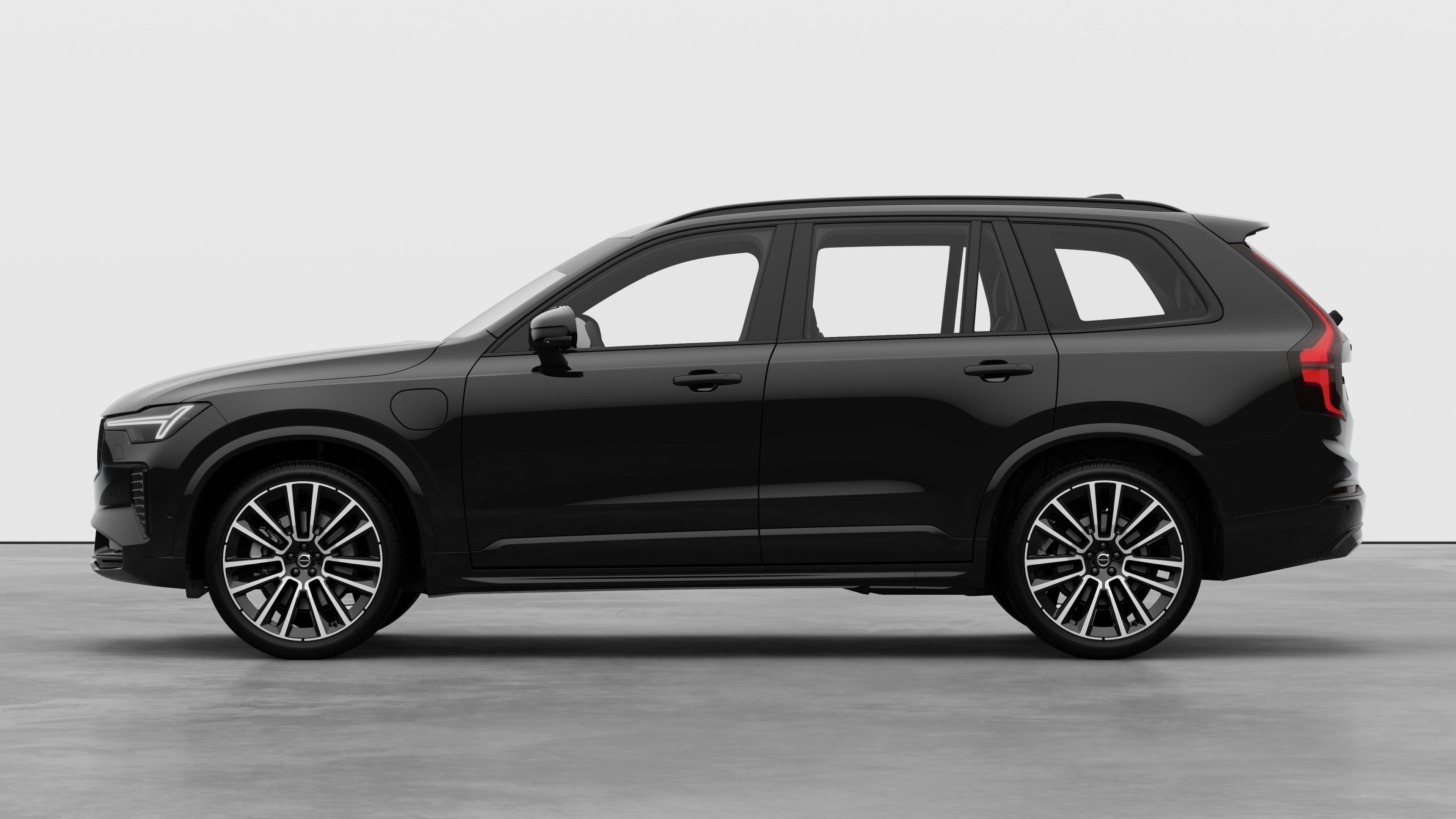 Volvo in zijaanzicht tegen een effen studioachtergrond. Er zijn geen aanvullende gegevens of identificatiegegevens aanwezig.