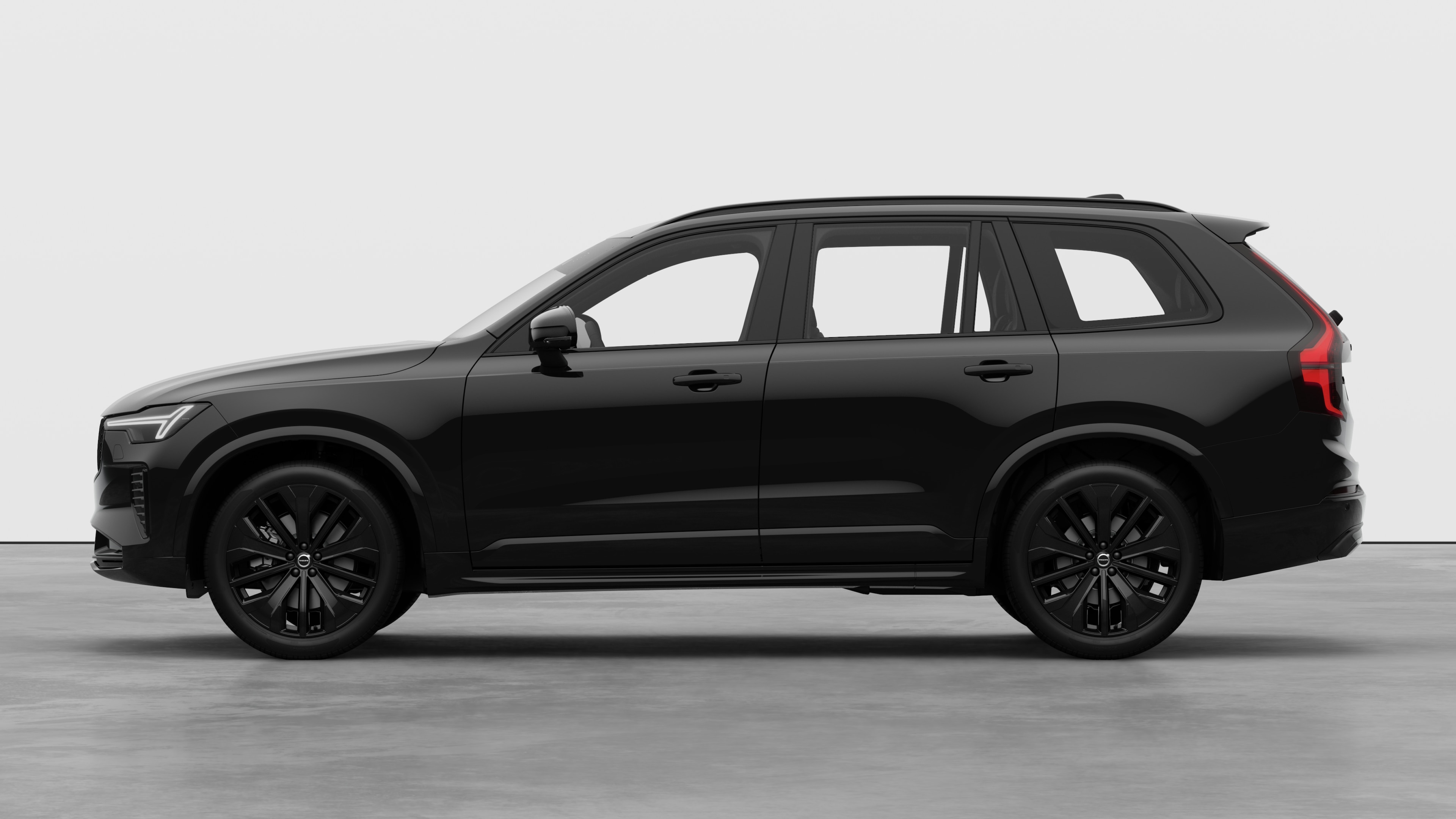 Vue latérale d’une Volvo sur un fond de studio uni. Aucun détail ou identifiant supplémentaire n’est présent.
