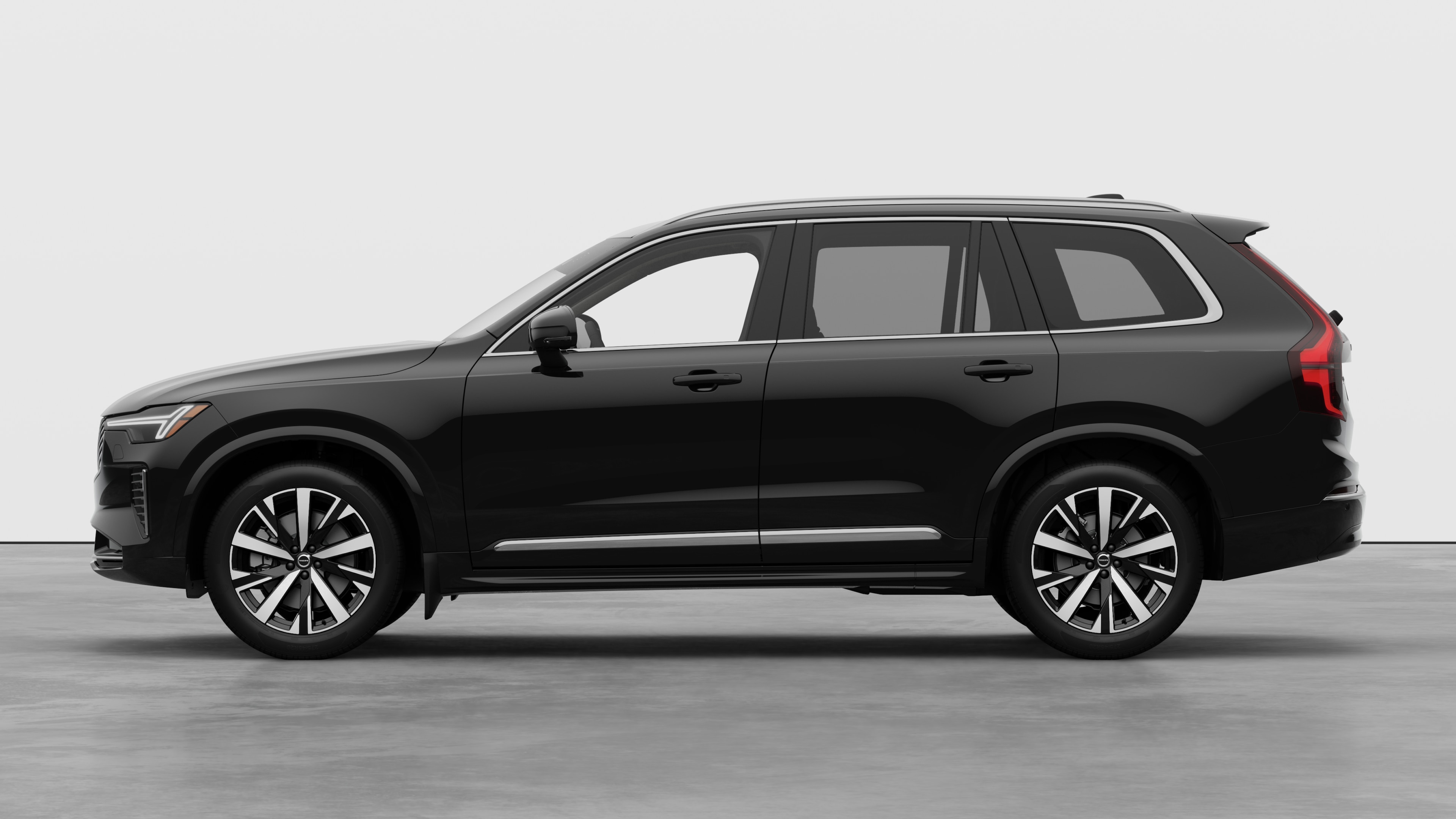 Voiture Volvo vue latérale sur un simple fond de studio. Aucun détail ou identifiant supplémentaire n’est présent.